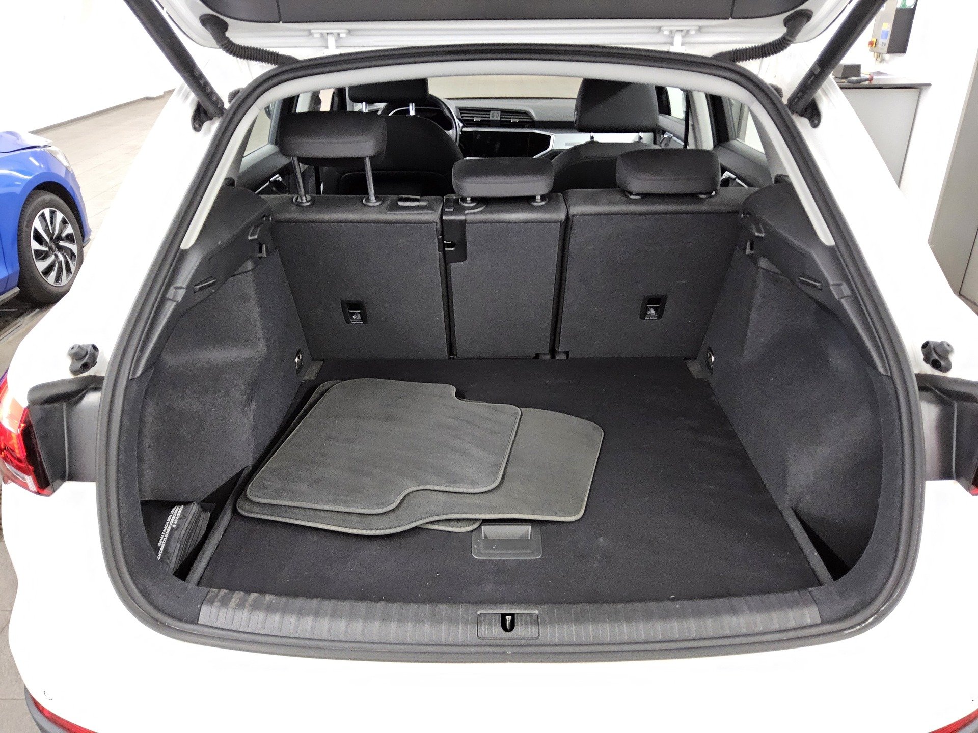 Audi Q3 40 TDI Qu. Navi LED vc RFK Shz 12