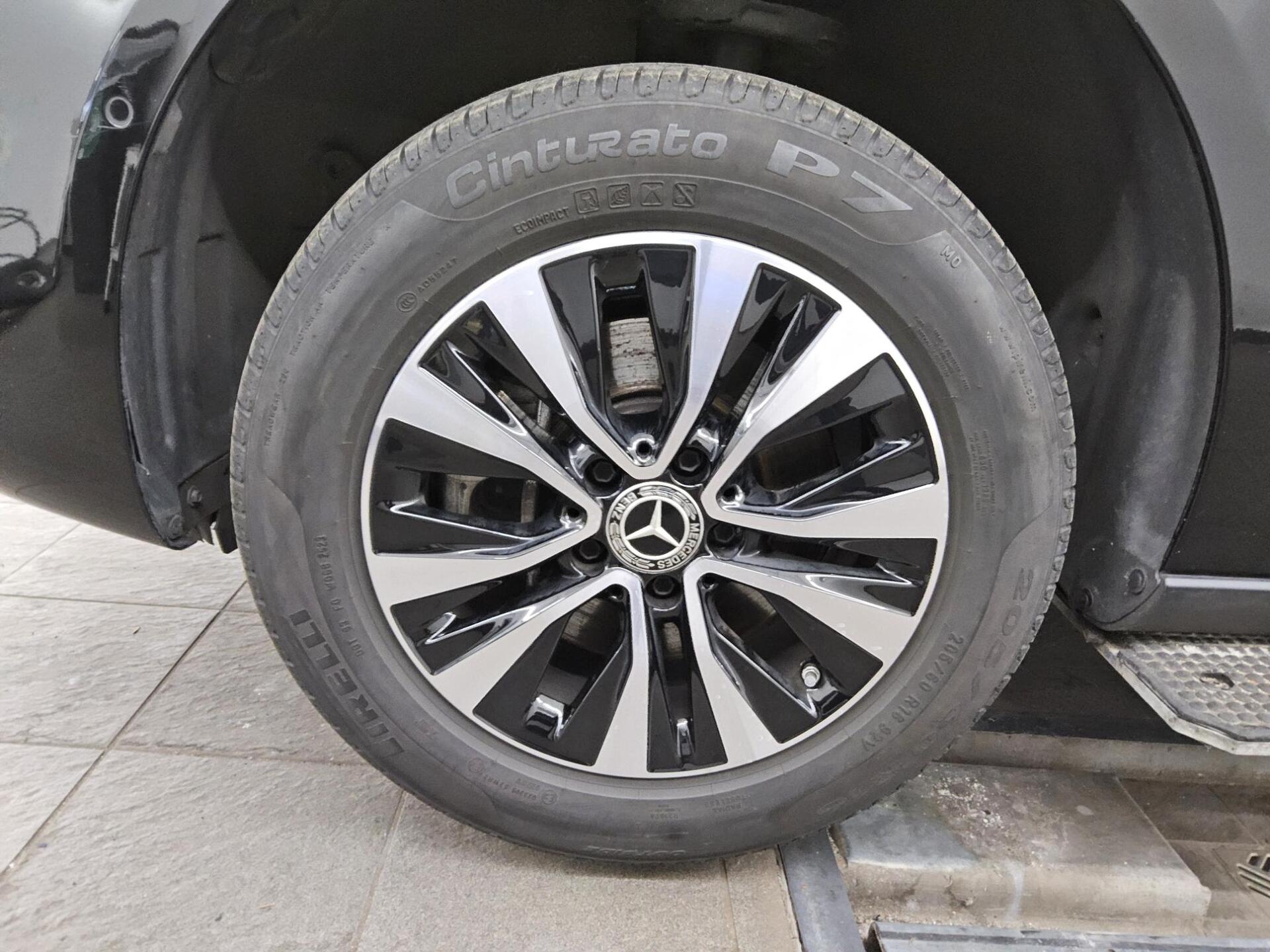 Mercedes-Benz A 200 d Navi LED RFK MBUX PDC Shz 11