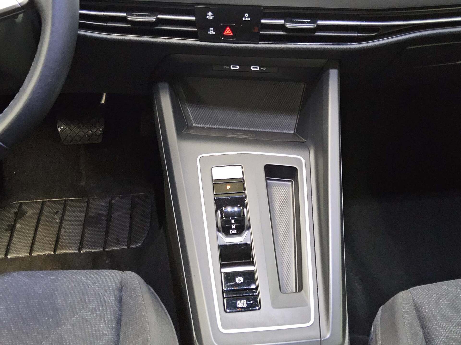 Volkswagen Golf-8 Var. 2.0 TDI Life Navi DC LED+ ACC 6
