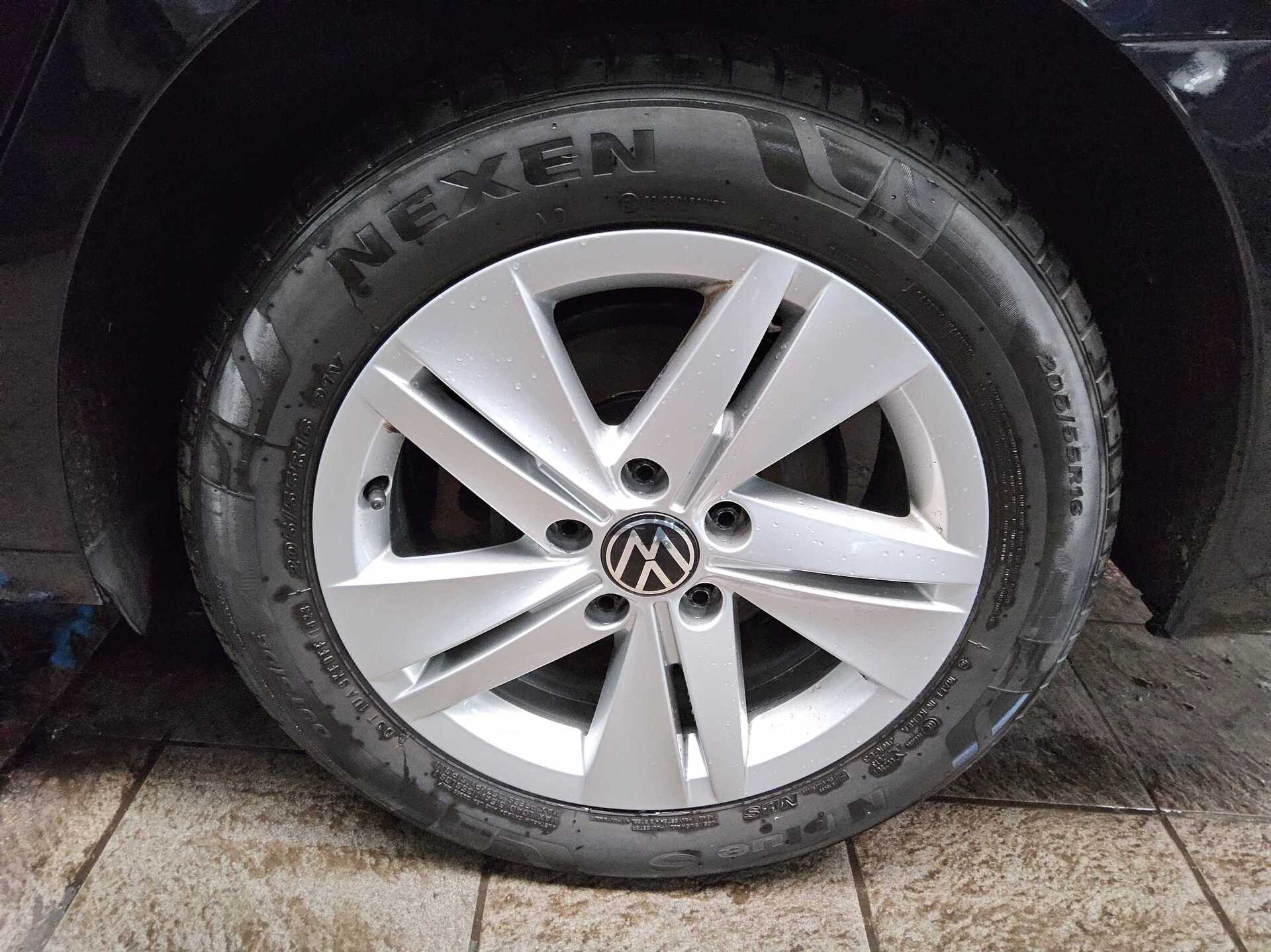 Volkswagen Golf-8 Var. 2.0 TDI Life Navi DC LED+ ACC 11