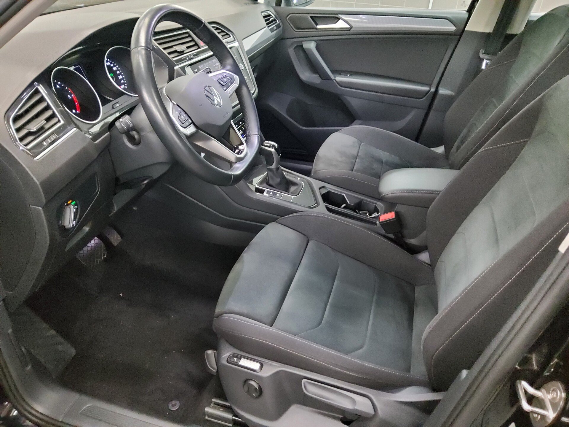 Volkswagen Tiguan 2.0 TDI Life Navi LED RfK AHK ACC PDC Shz 8
