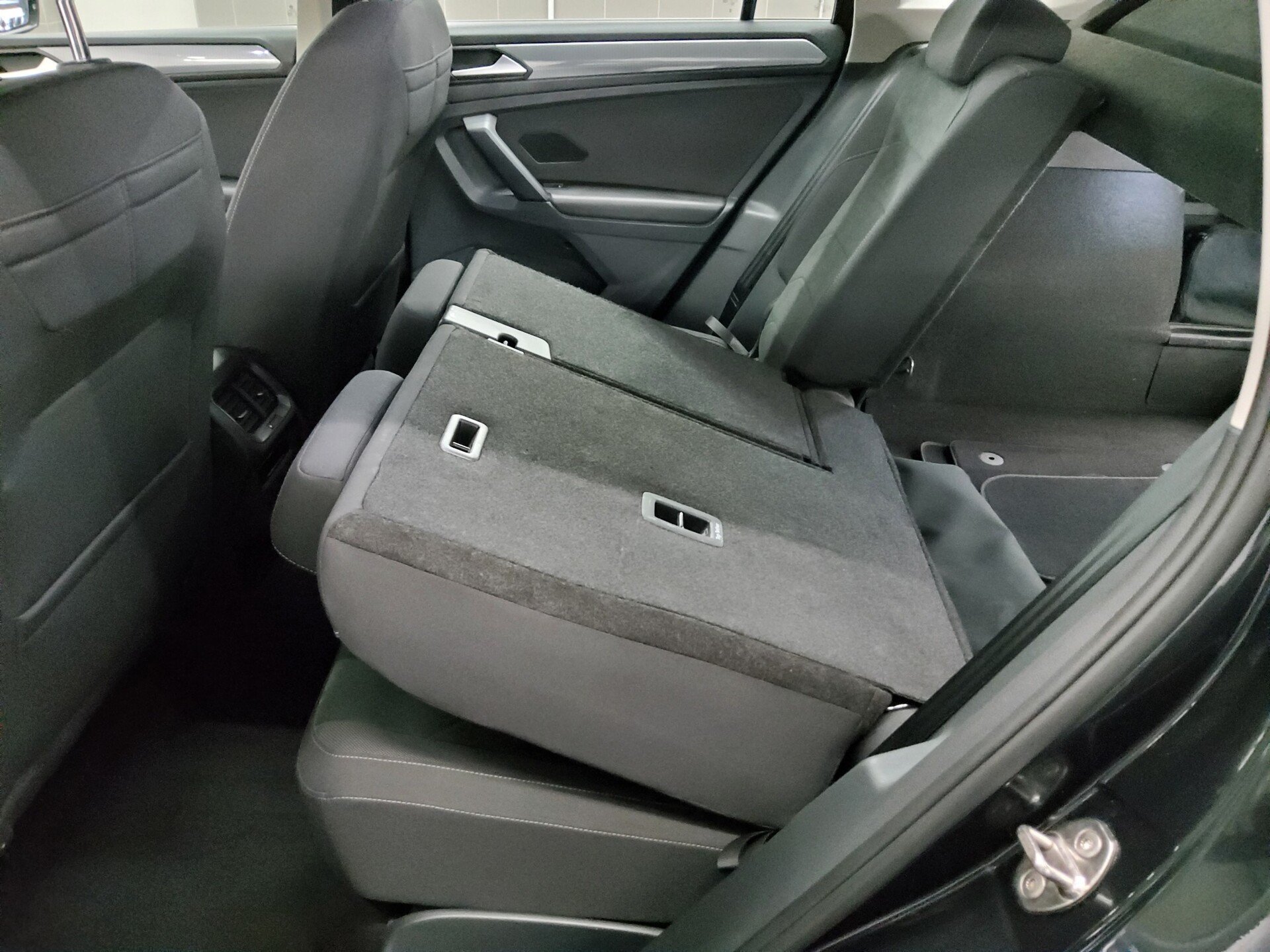 Volkswagen Tiguan 2.0 TDI Life Navi LED RfK AHK ACC PDC Shz 12