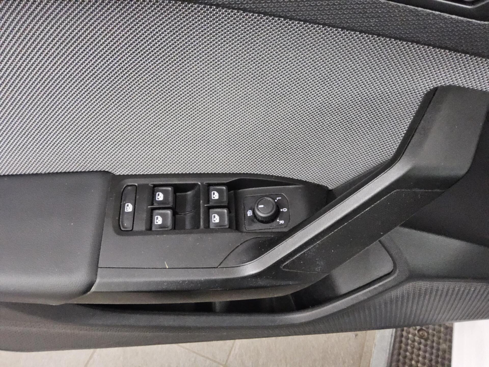 Seat Leon ST 2.0 TDI Style Navi LED virtual PDC Shz 10