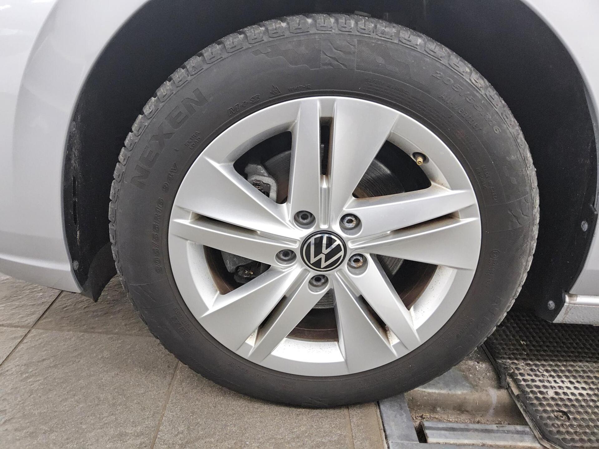 Volkswagen Golf-8 2.0 TDI Life Navi LED DC AHK PDC Shz 11