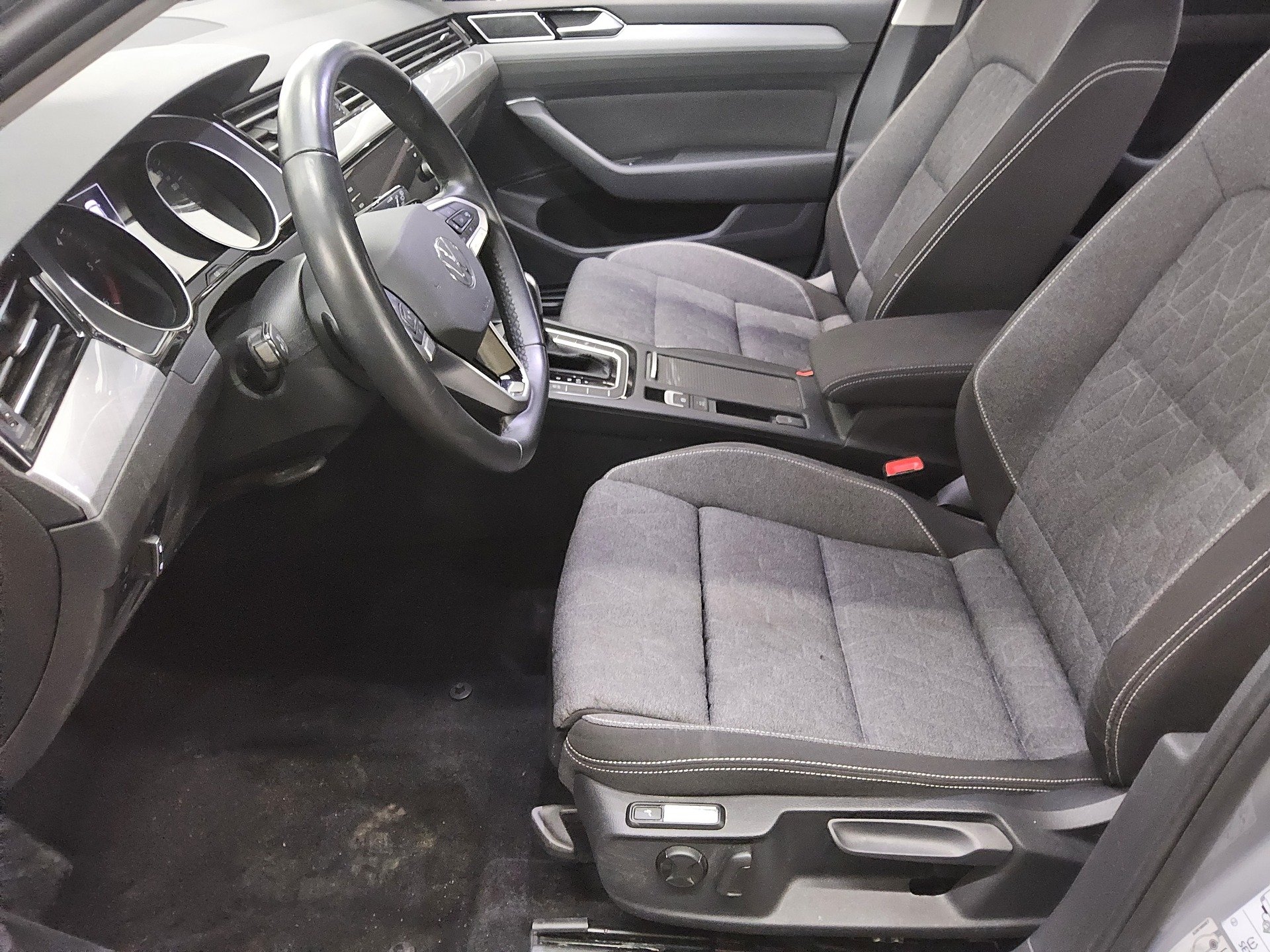 Volkswagen Passat Var. 2.0 TDI Business Navi RfK LED ACC 8