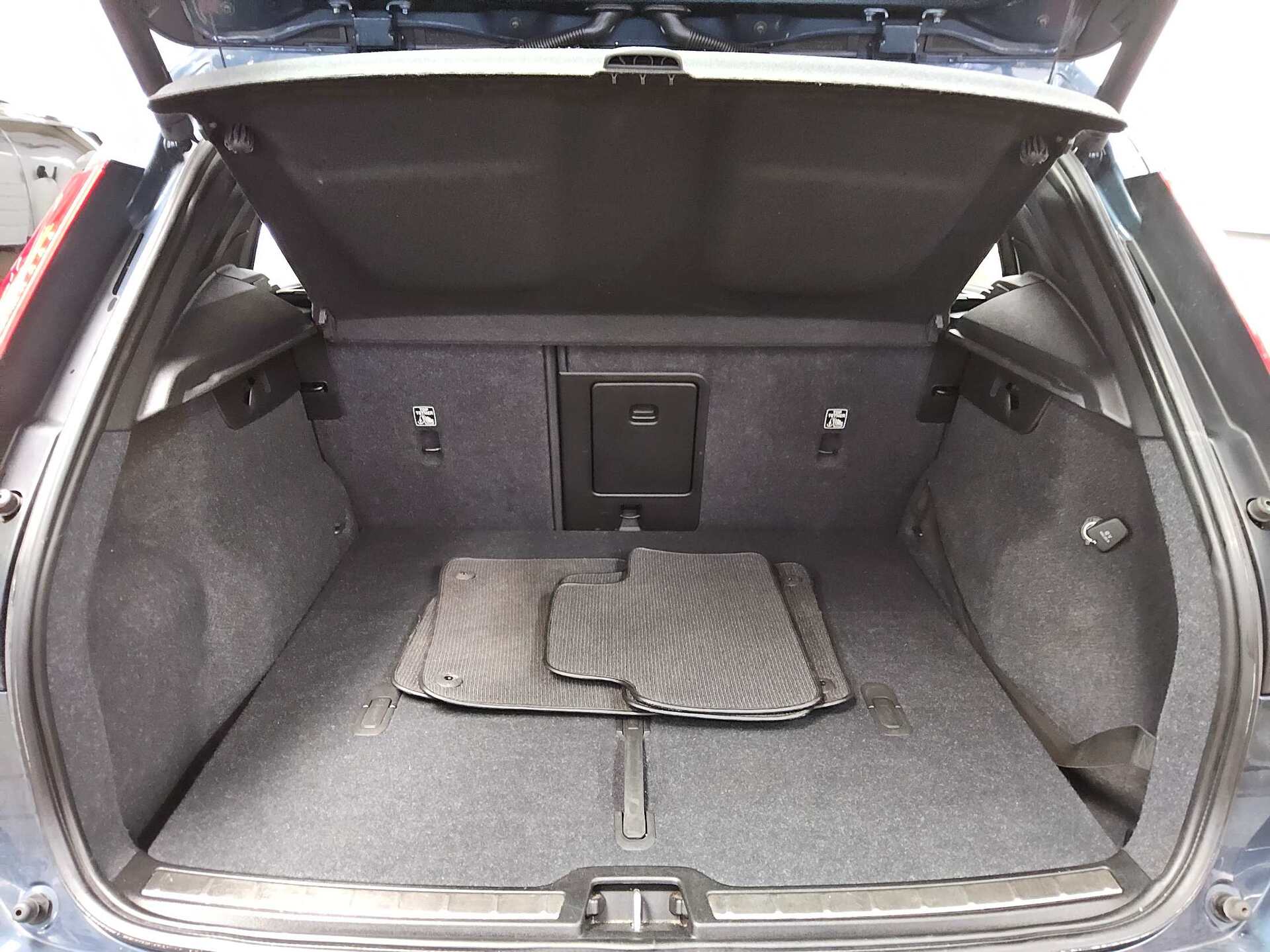 Volvo XC40 D3 Inscription Leder Navi AHK LED StandHzg 12