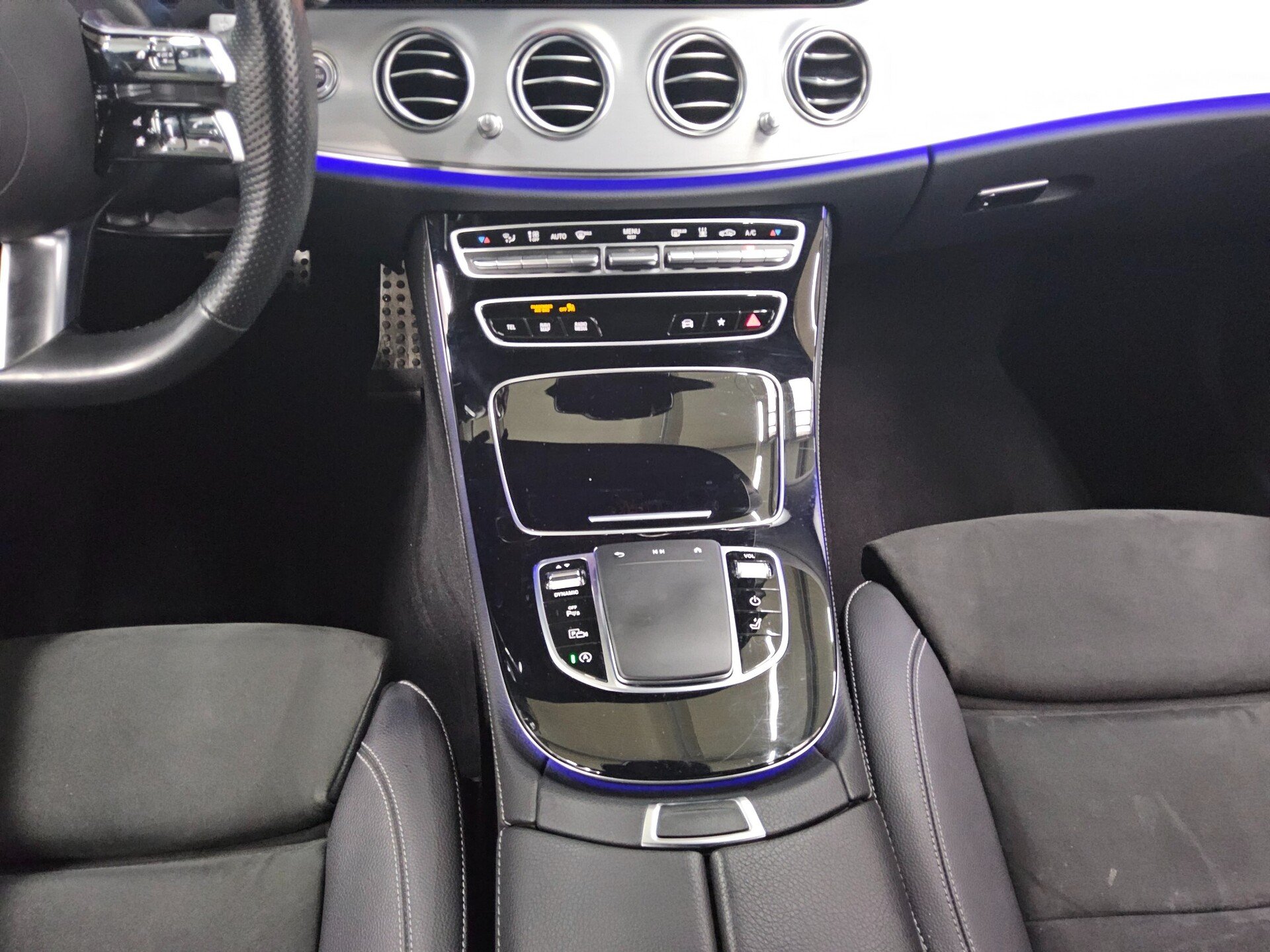 Mercedes-Benz E 300 T d 4M AMG-Line Navi LED Widescreen HuD 6