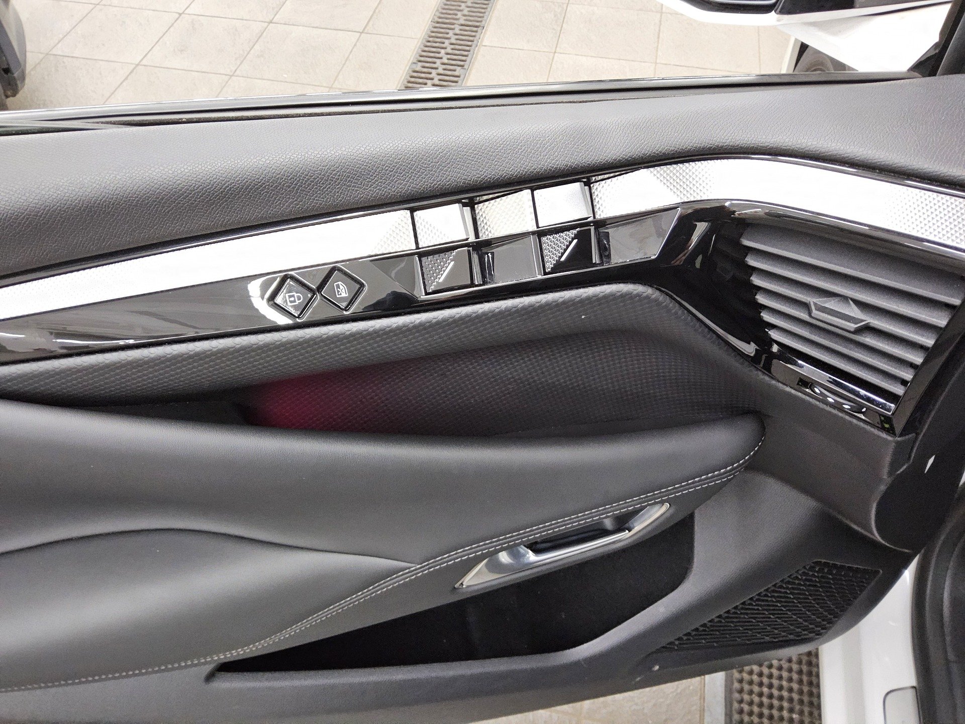 DS DS4 1.5 BlueHDI Cross Rivoli Navi LED HuD Focal 10