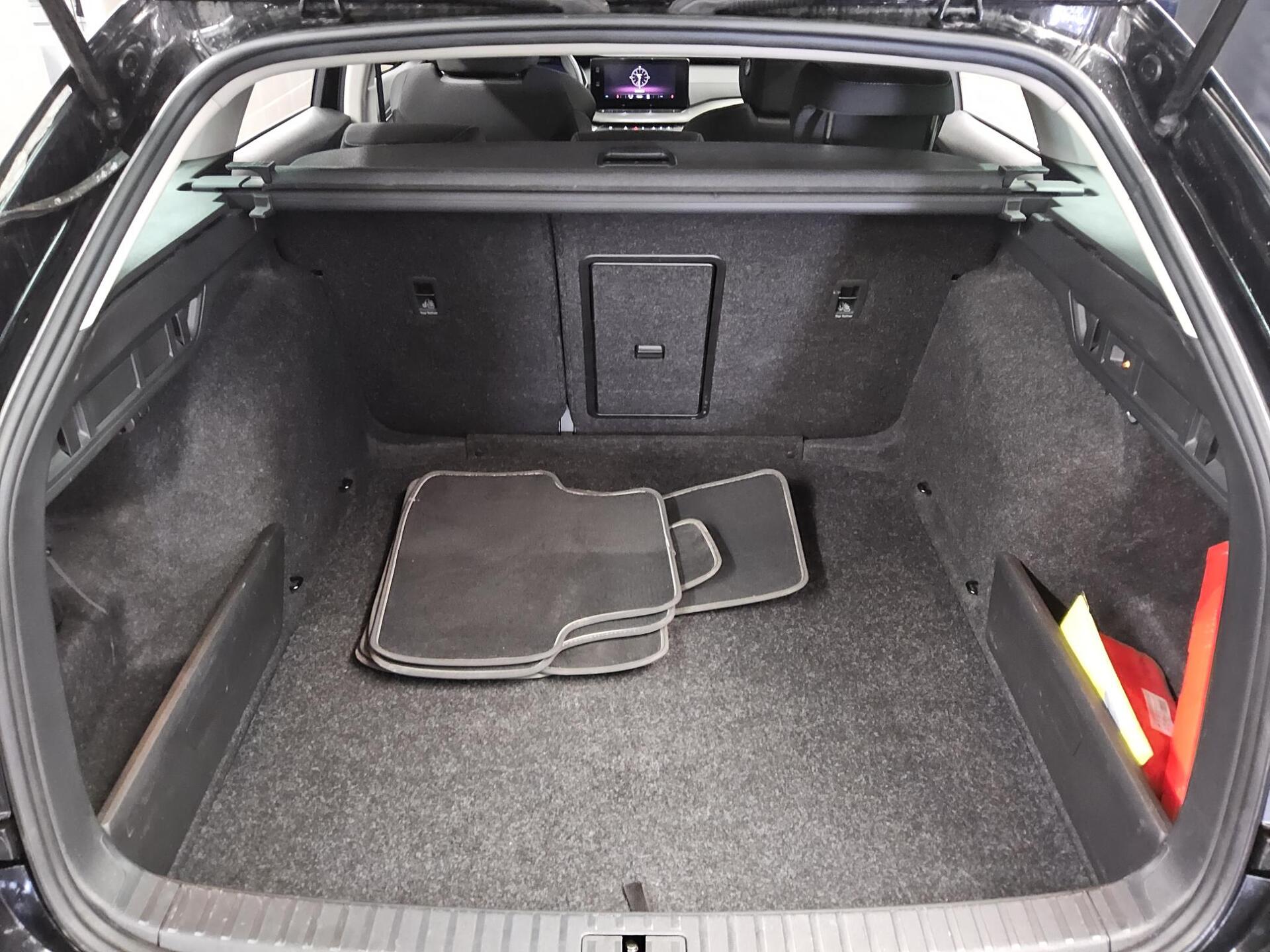 Skoda Octavia Kombi 2.0 TDI Ambition Navi vc LED AHK 12