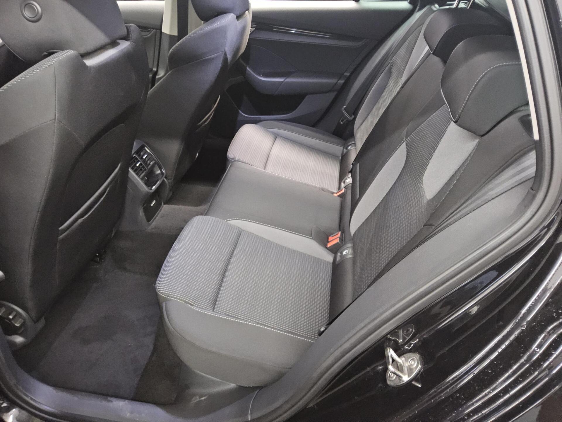 Skoda Octavia Kombi 2.0 TDI Ambition Navi vc LED AHK 13