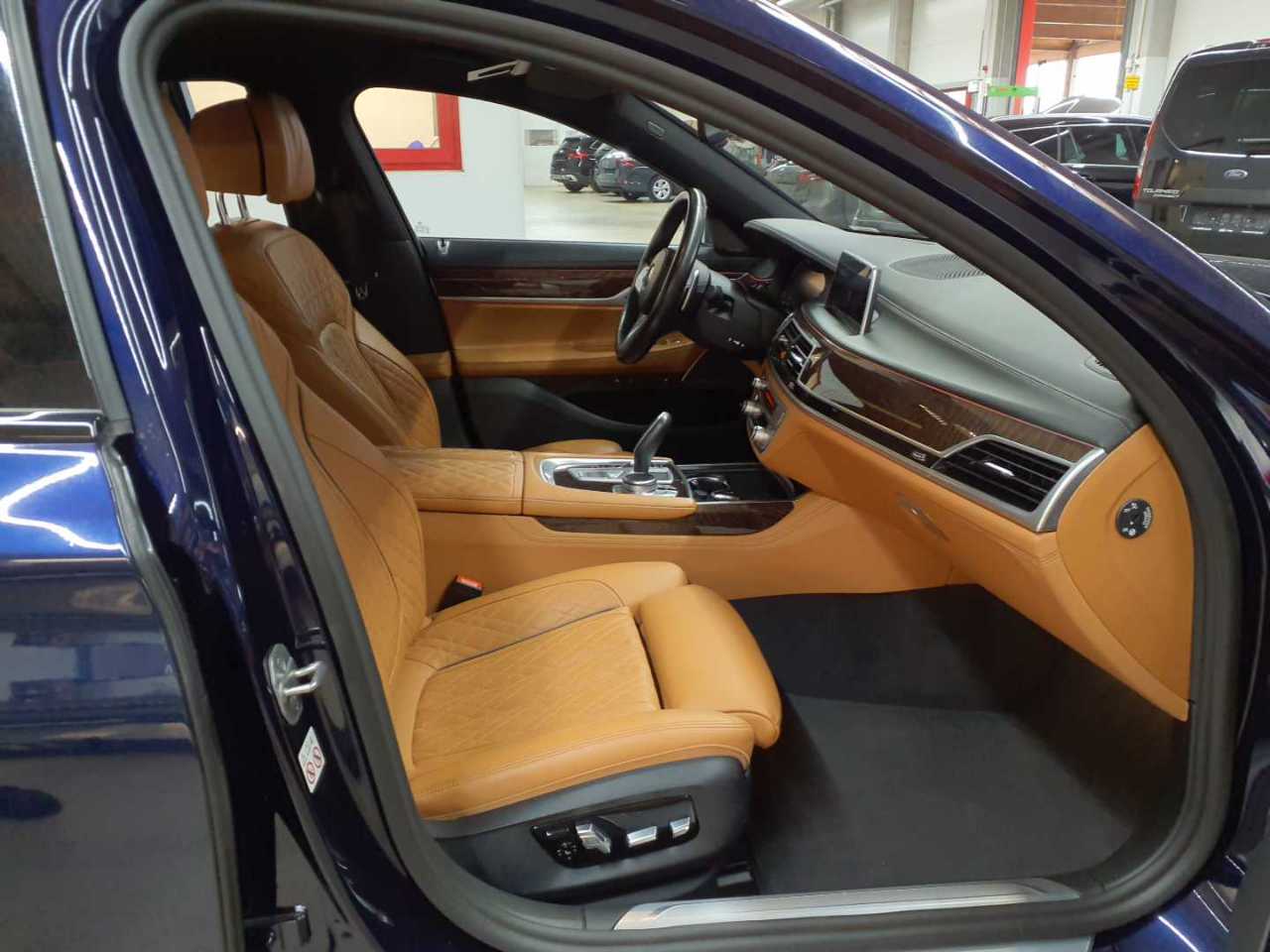 BMW 750i xDrive 8
