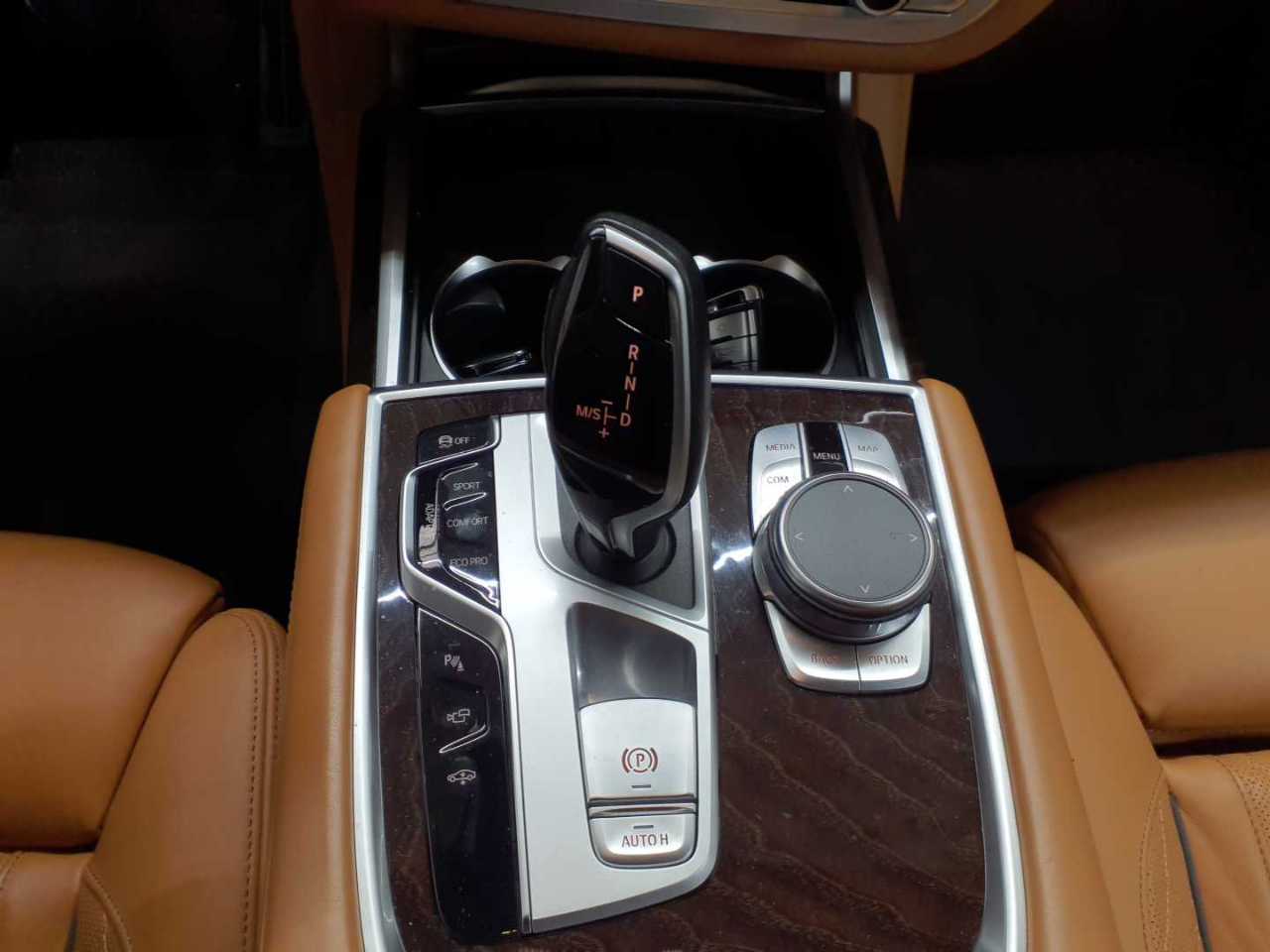 BMW 750i xDrive 10