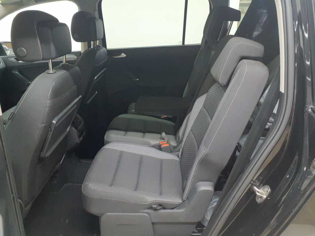 Volkswagen Touran 2.0 TDI SCR DSG ACTIVE 14