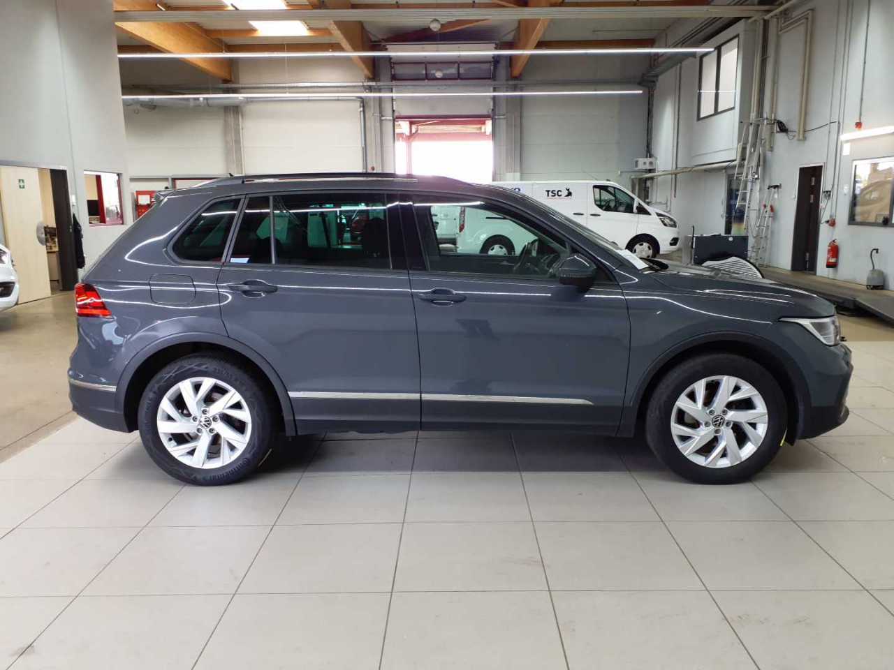 Volkswagen Tiguan 2.0 TDI SCR DSG Life 9