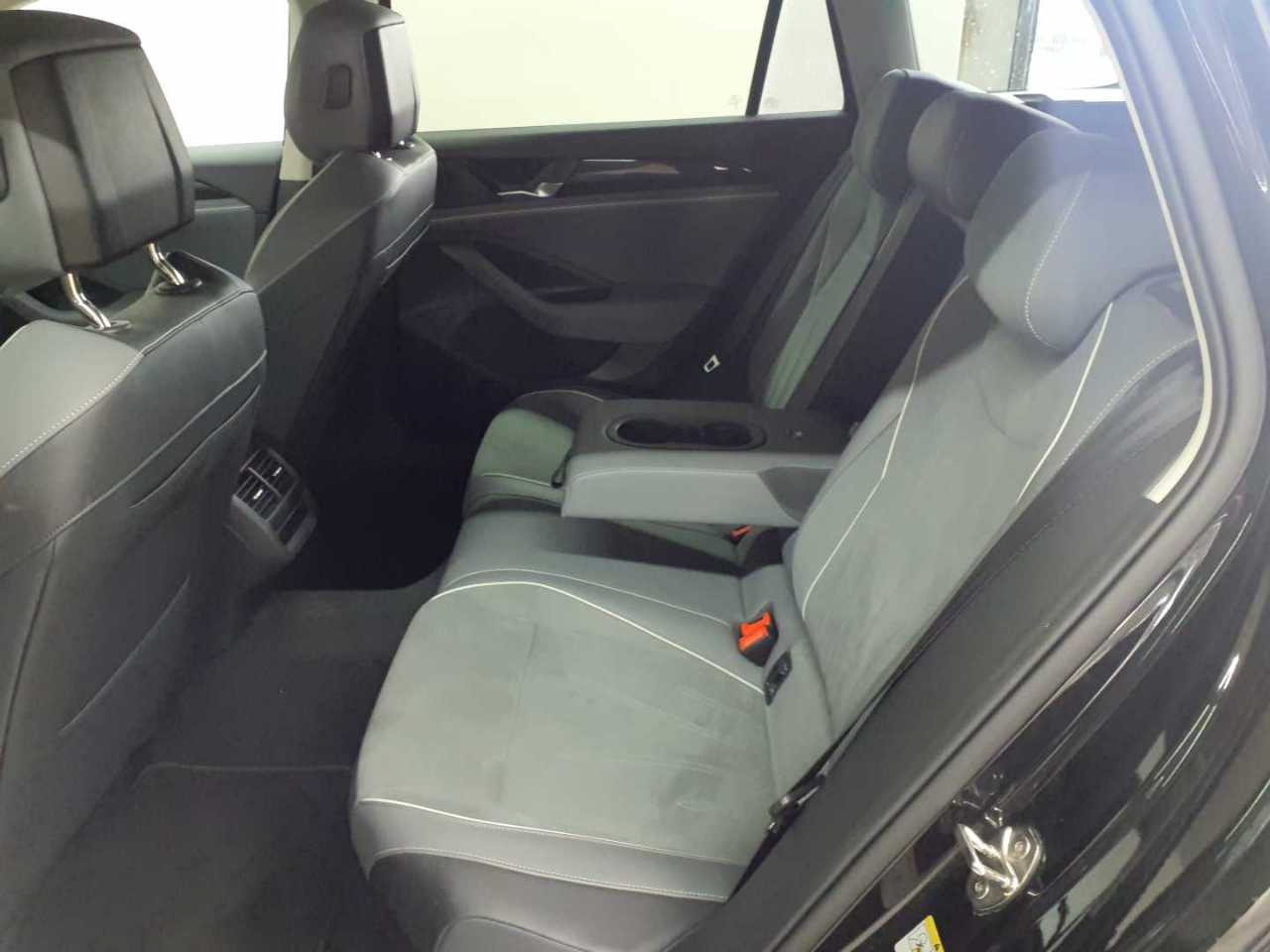 Volkswagen Passat Variant 1.5 e-TSI OPF DSG Business 14