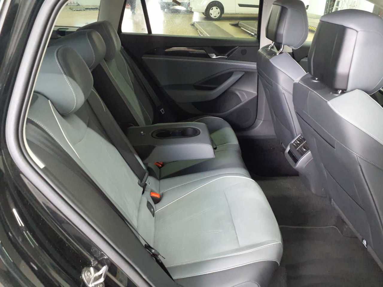 Volkswagen Passat Variant 1.5 e-TSI OPF DSG Business 13