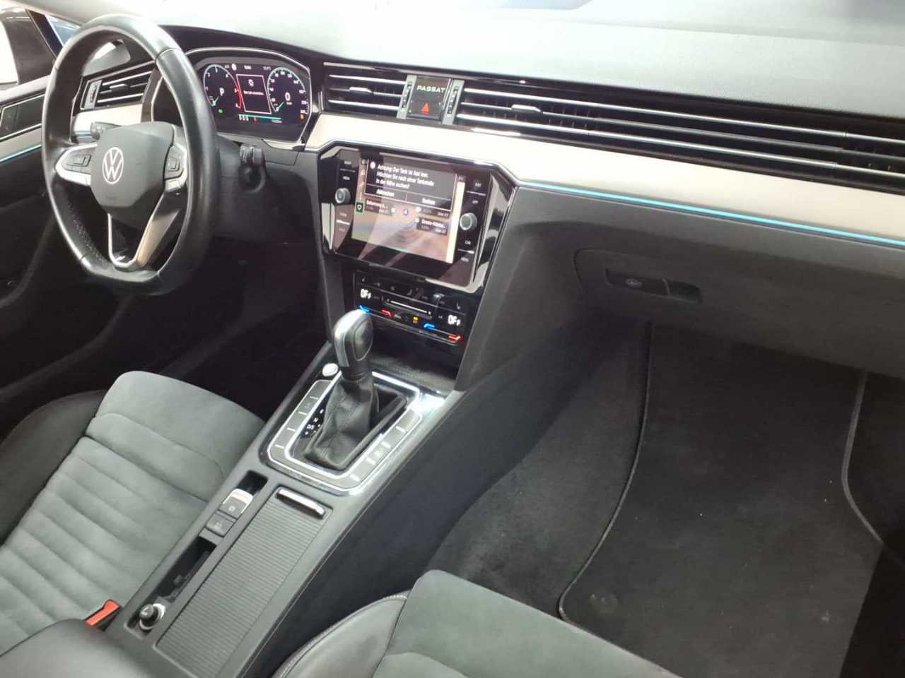 Volkswagen Passat Variant 2.0 TDI SCR DSG Elegance 9