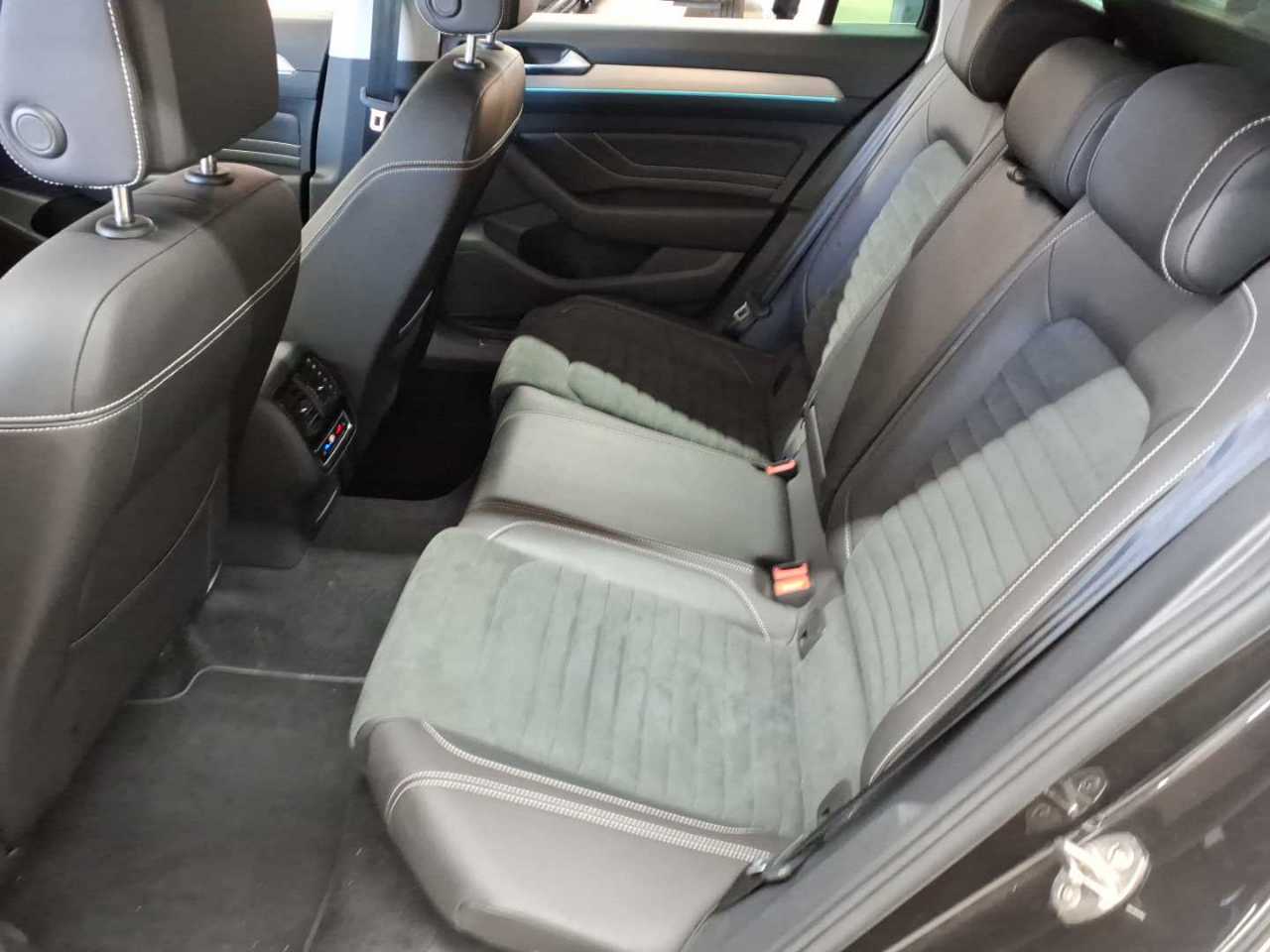 Volkswagen Passat Variant 2.0 TDI SCR DSG Elegance 13