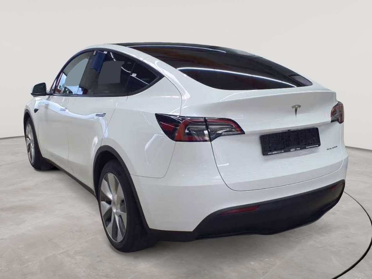 Tesla Model Y Long Range Dual Motor AWD 5