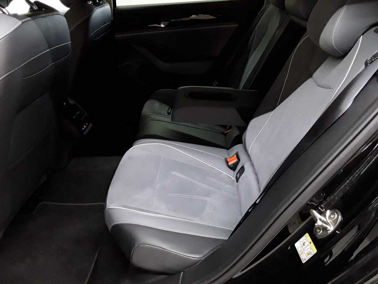 Volkswagen Passat Variant 1.5 e-TSI OPF DSG Business 13