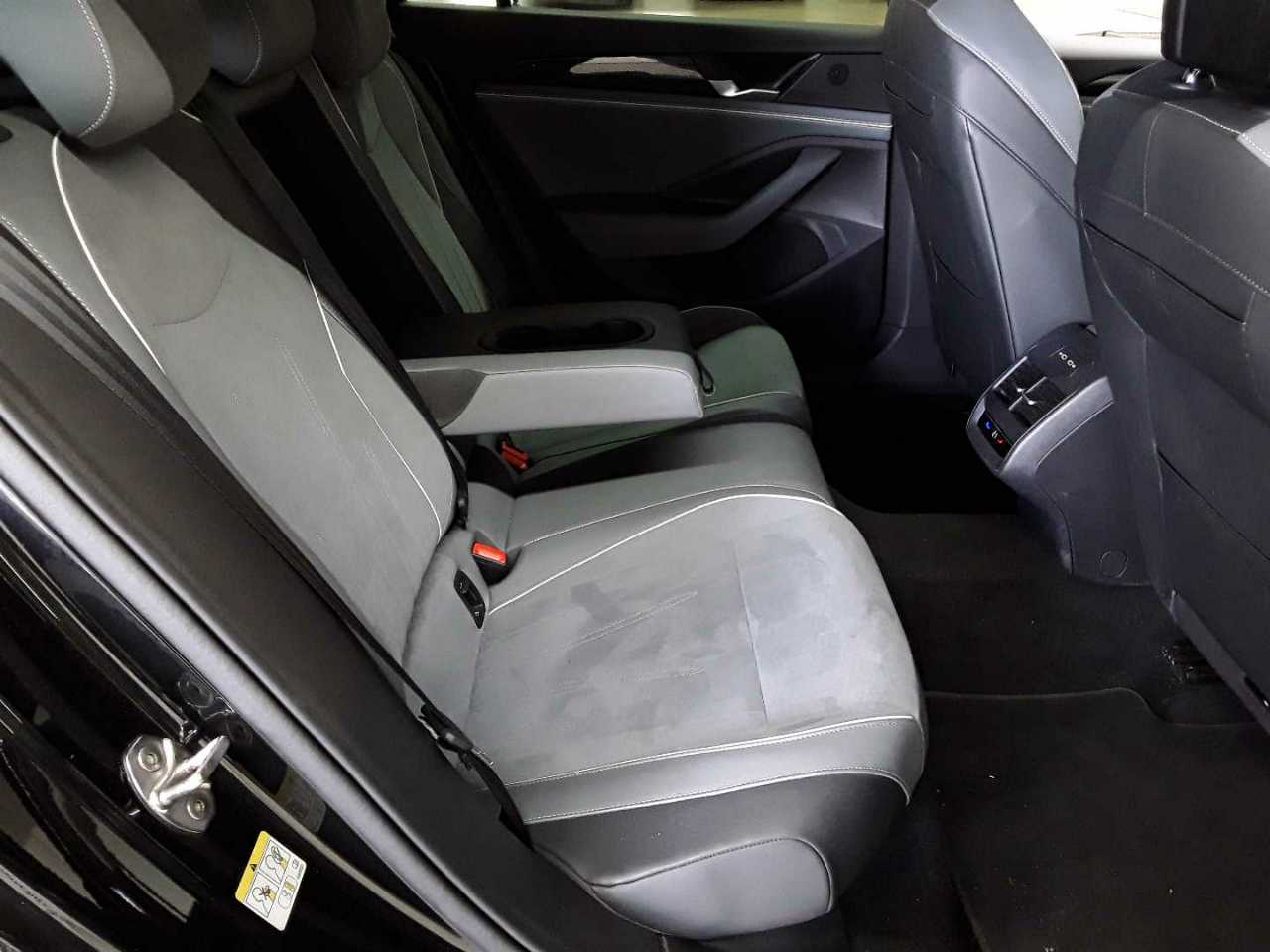Volkswagen Passat Variant 1.5 e-TSI OPF DSG Business 14