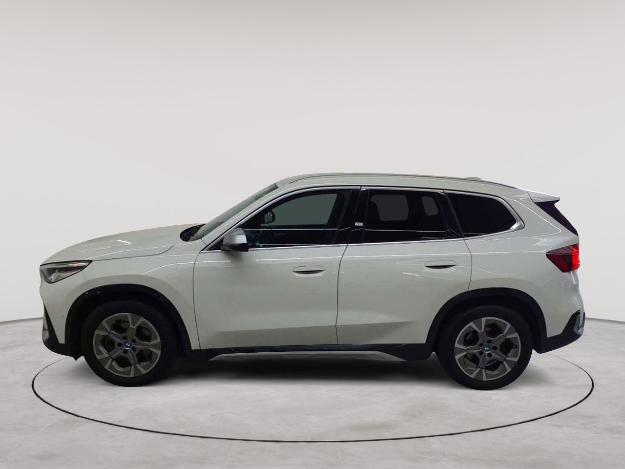 BMW iX1 xDrive30 xLine 6