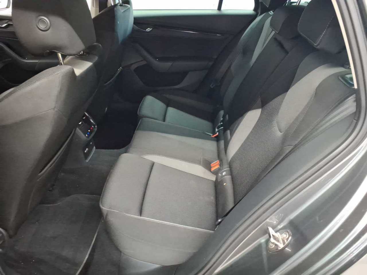 Skoda Octavia Combi 2.0 TDI DSG Tour 13