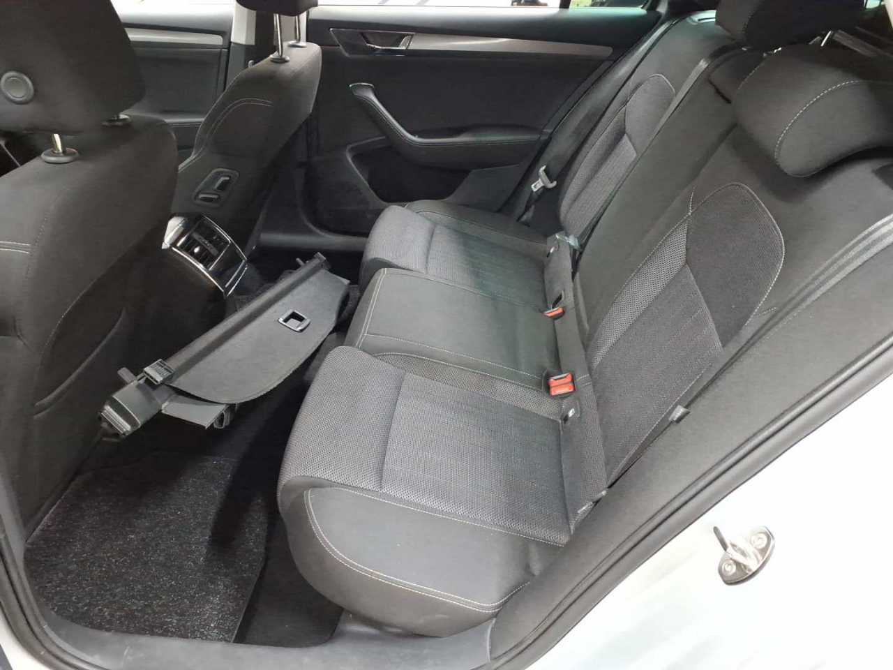 Skoda Superb Combi 2.0 TDI DSG Style 13