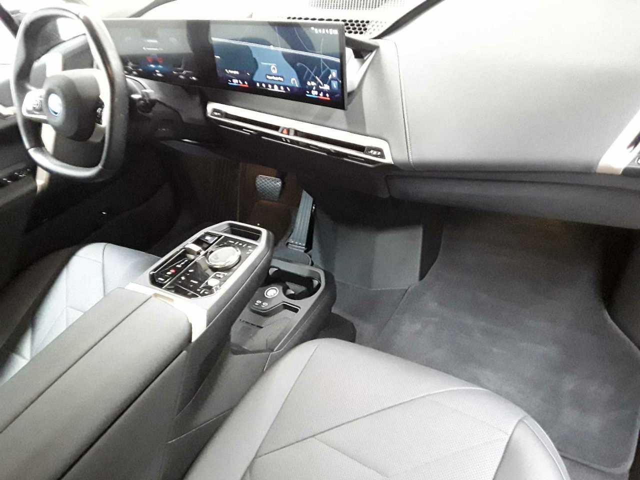 BMW iX xDrive40 9