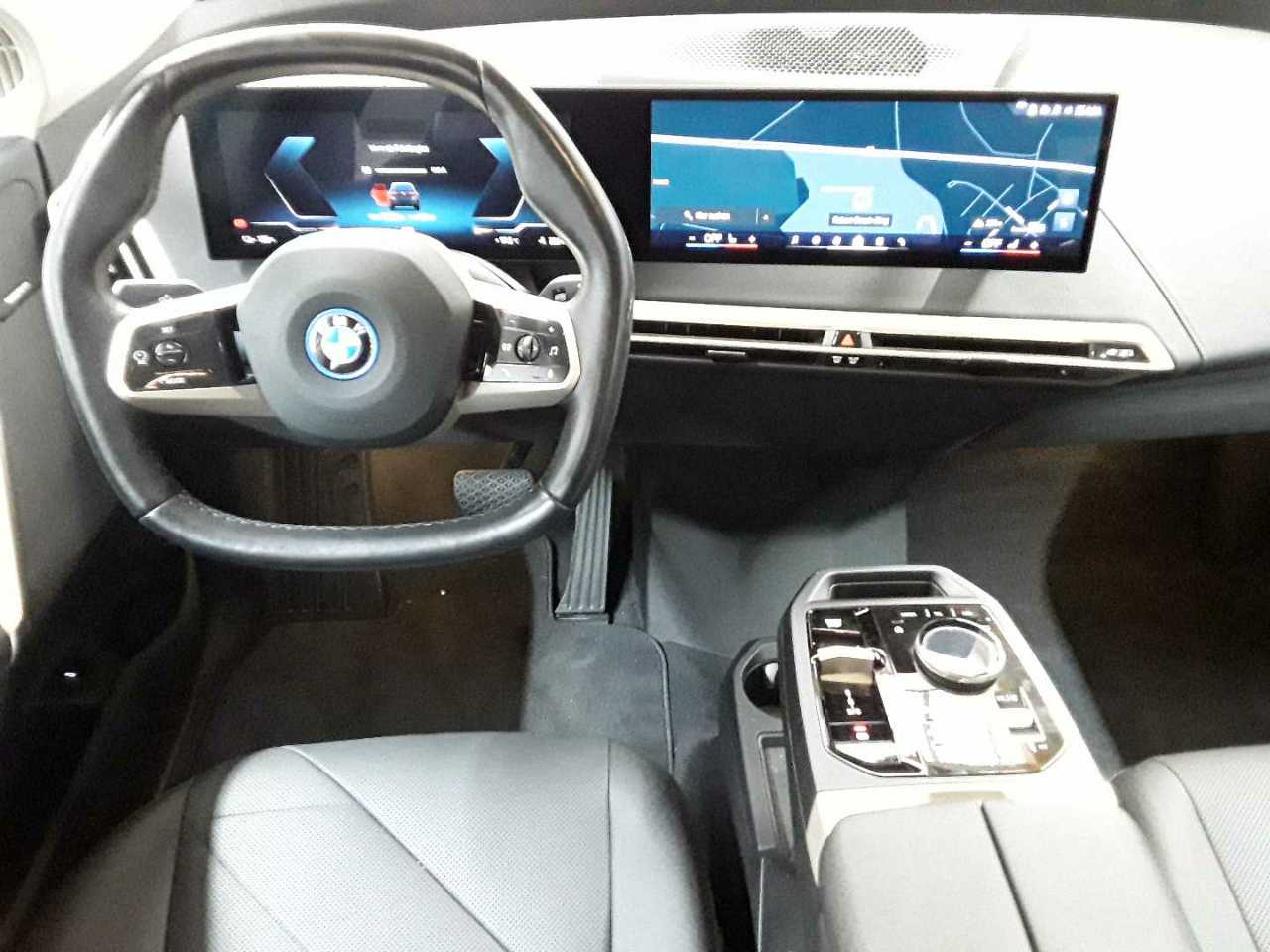 BMW iX xDrive40 10