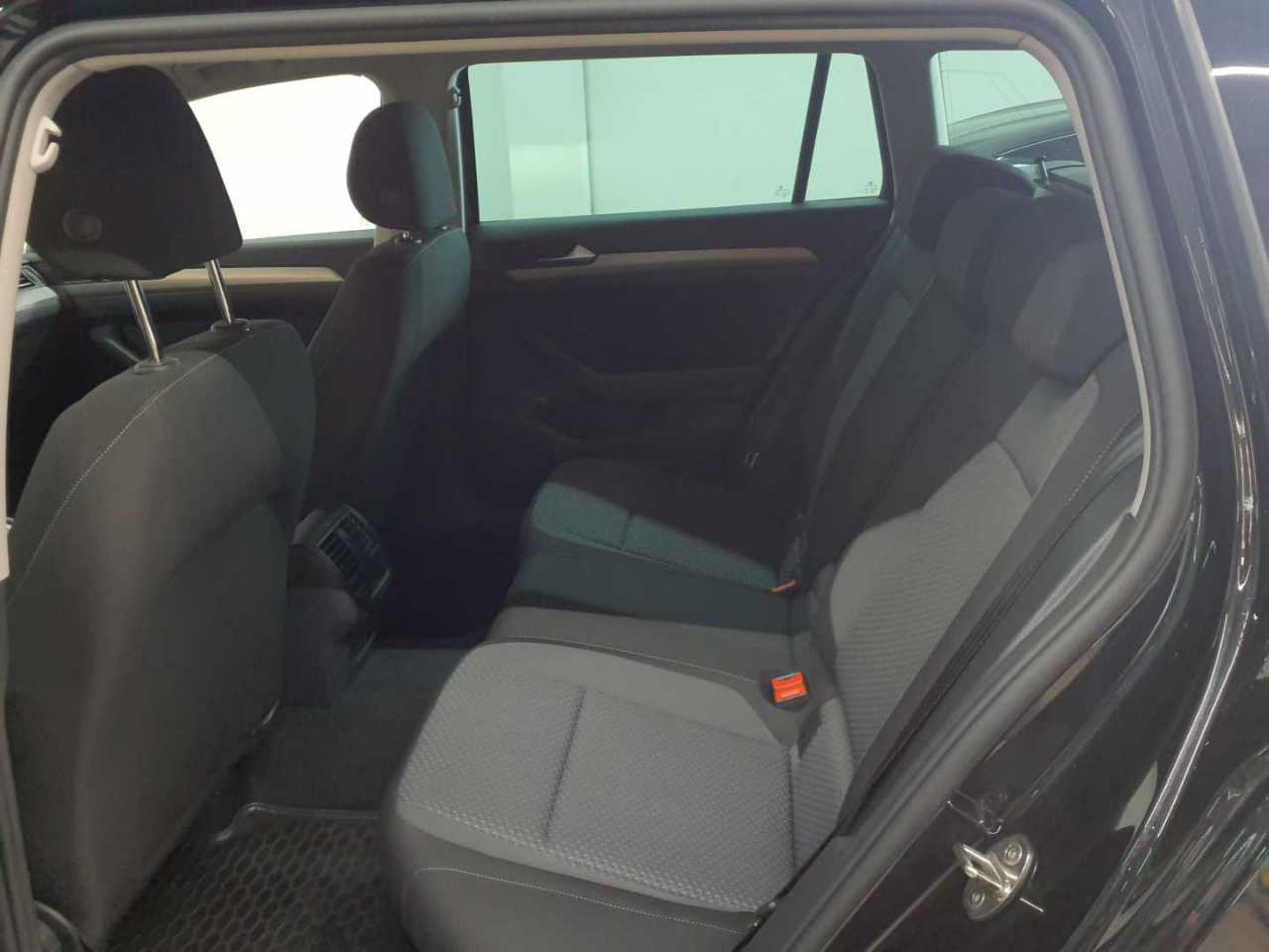 Volkswagen Passat Variant 2.0 TDI SCR DSG Conceptline 13