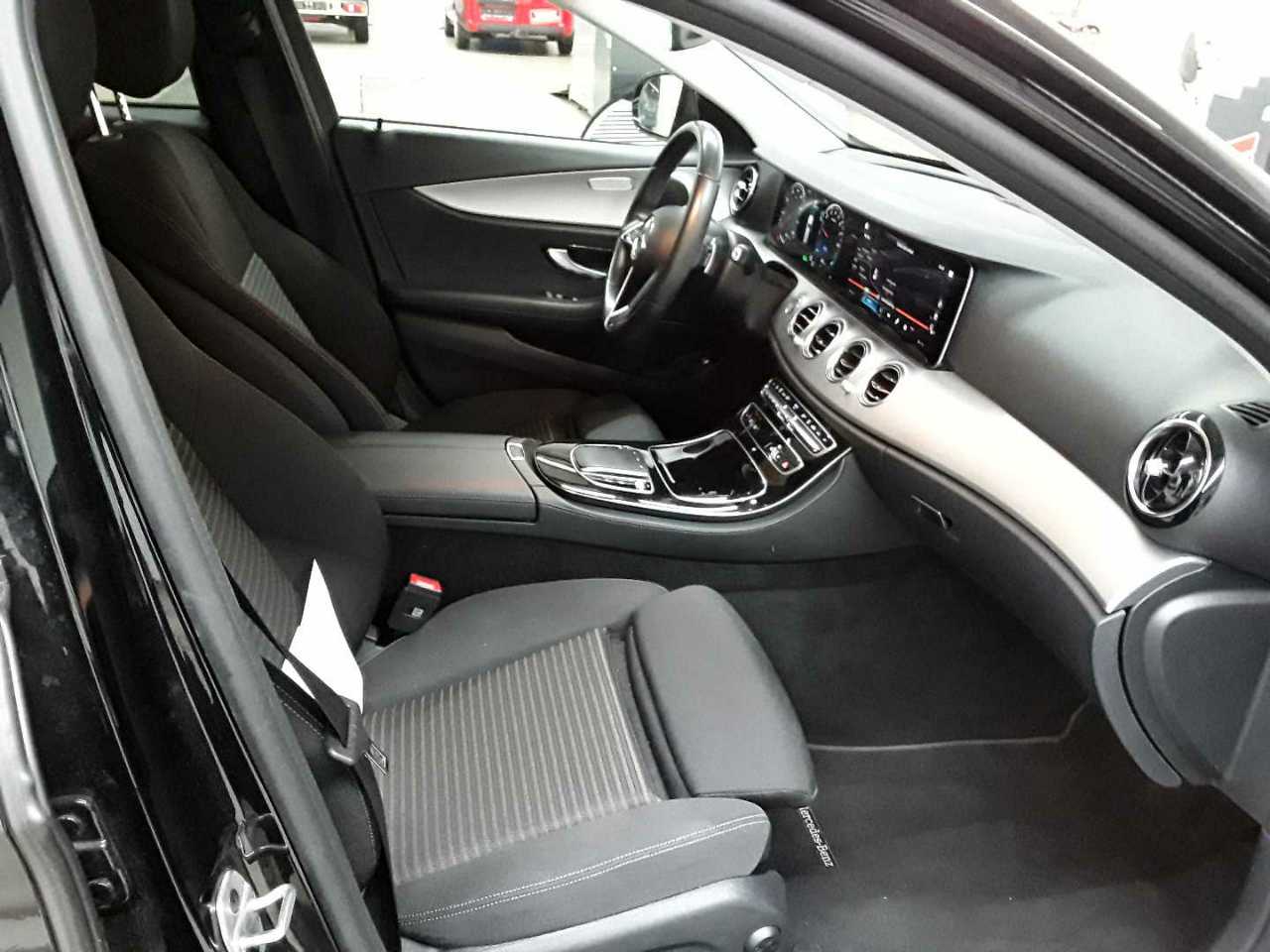 Mercedes-Benz E 300 e T 9G-TRONIC 8