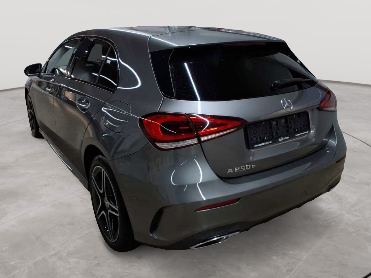 Mercedes-Benz A 250 e 8G-DCT AMG Line 5