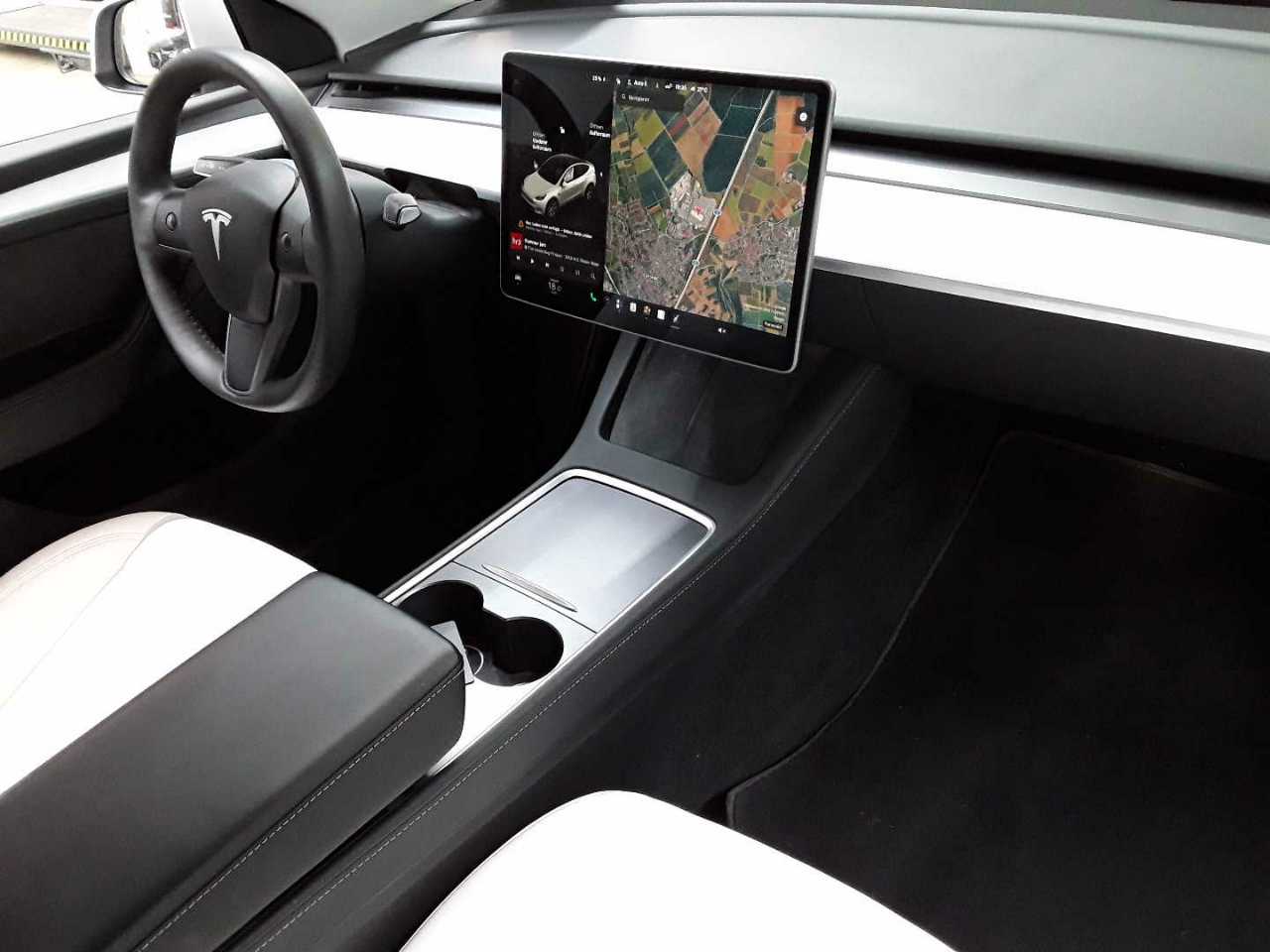 Tesla Model Y Long Range Dual Motor AWD 9