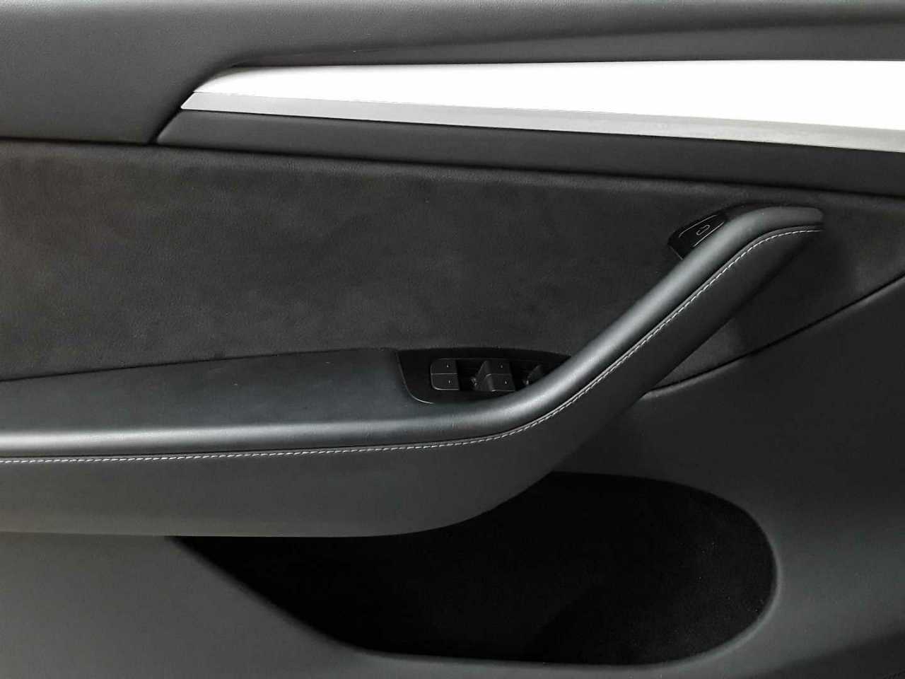 Tesla Model Y Long Range Dual Motor AWD 18