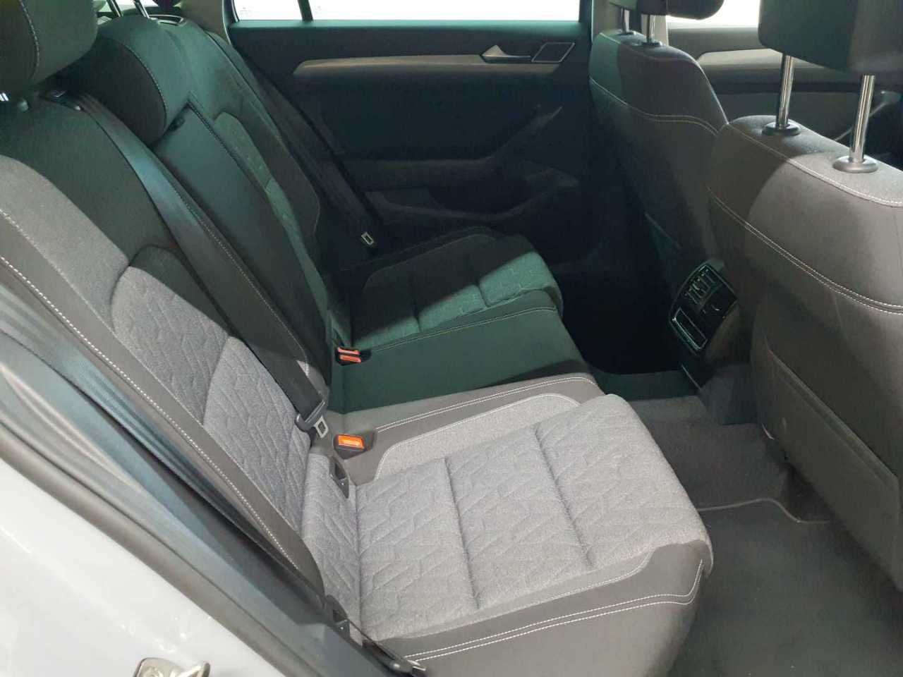 Volkswagen Passat Variant 2.0 TDI SCR DSG Business 14