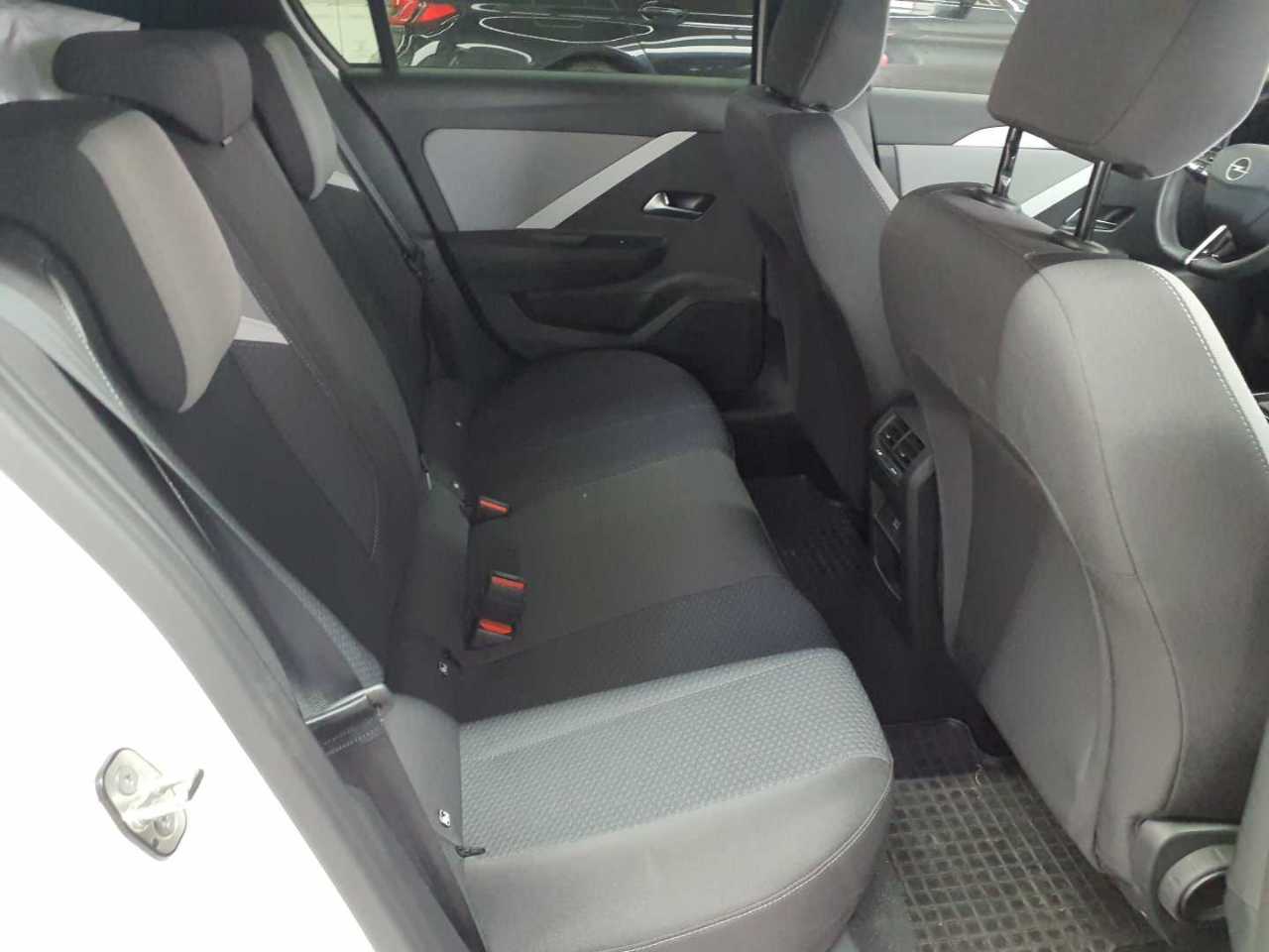 Opel Astra 1.2 Turbo Business Edition 13