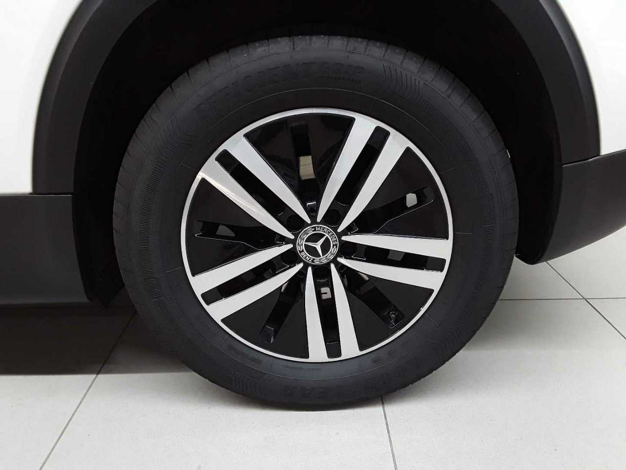 Mercedes-Benz GLB 200 4Matic 8G-DCT Style 18