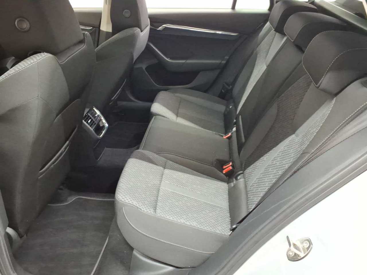 Skoda Octavia Combi 2.0 TDI DSG First Edition 13
