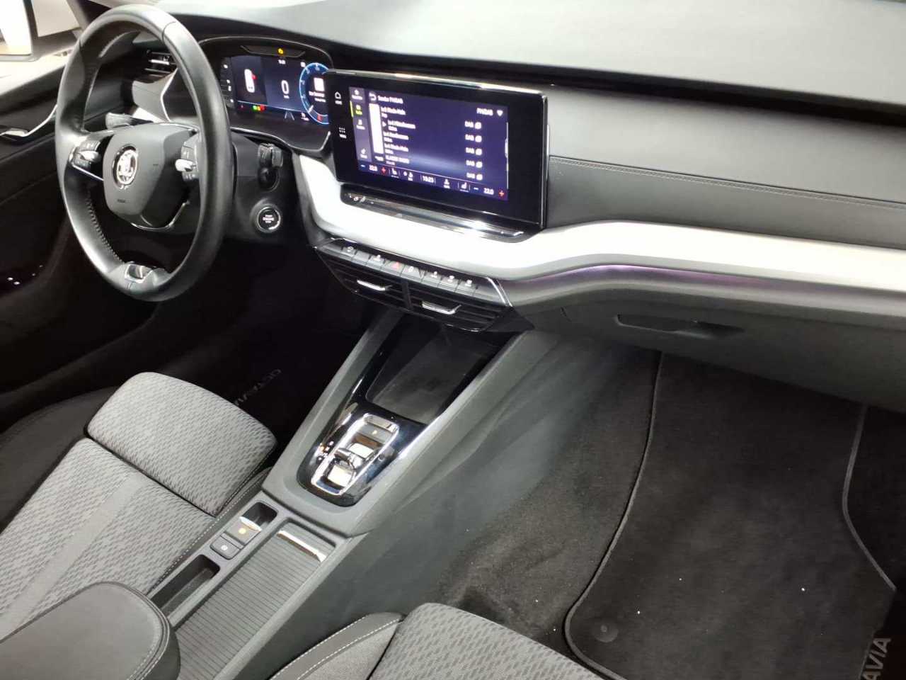 Skoda Octavia Combi 2.0 TDI DSG Clever 9