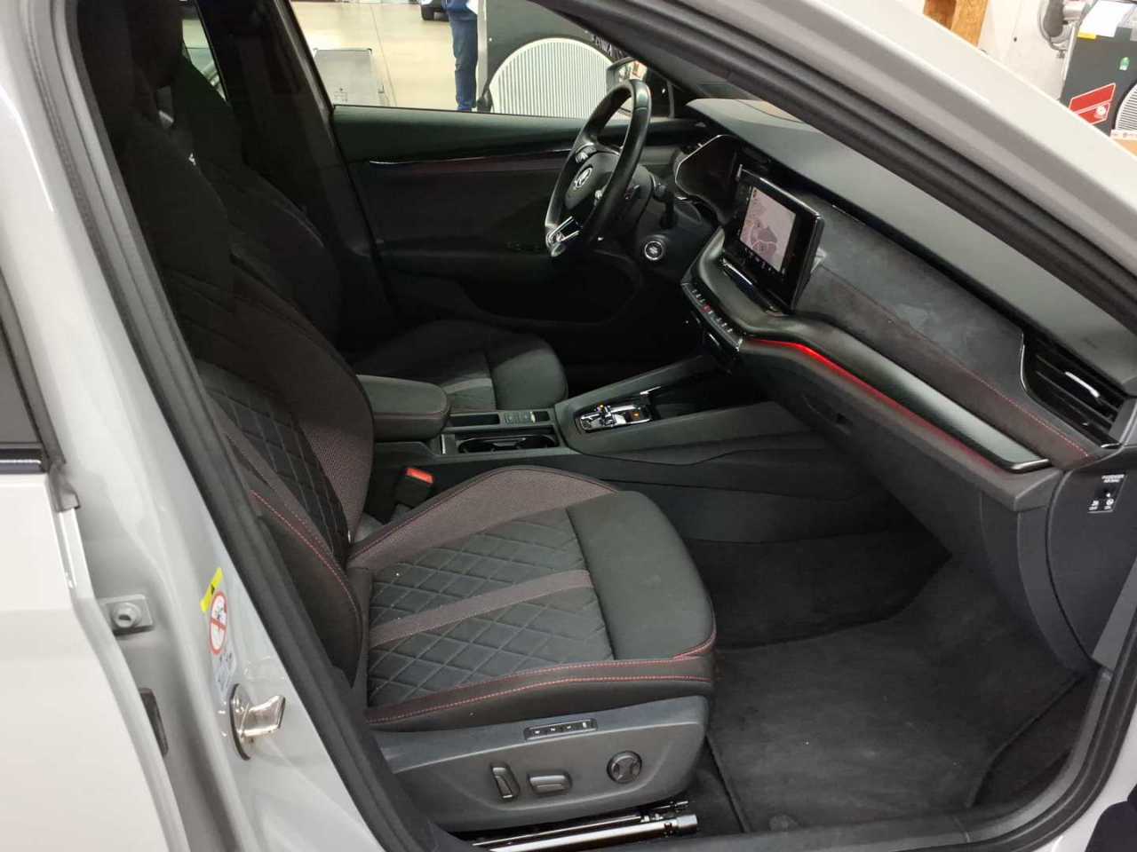 Skoda Octavia Combi 1.4 TSI iV DSG RS 8