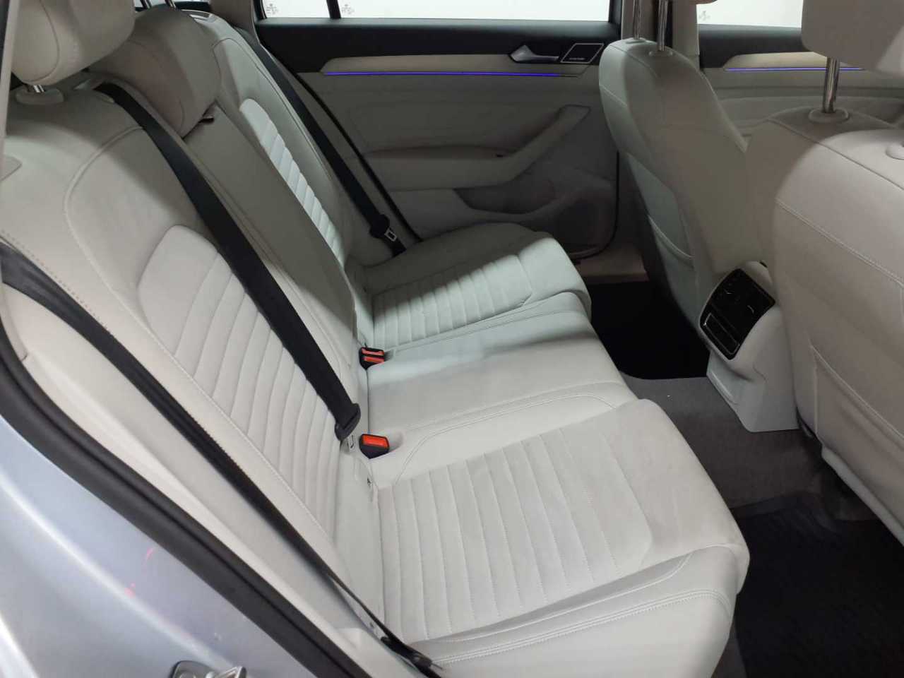 Volkswagen Passat Variant 2.0 TDI SCR Elegance 14