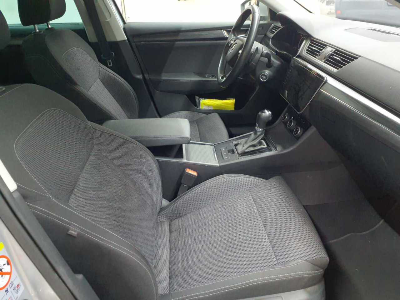 Skoda Superb Combi 2.0 TDI DSG Style 8