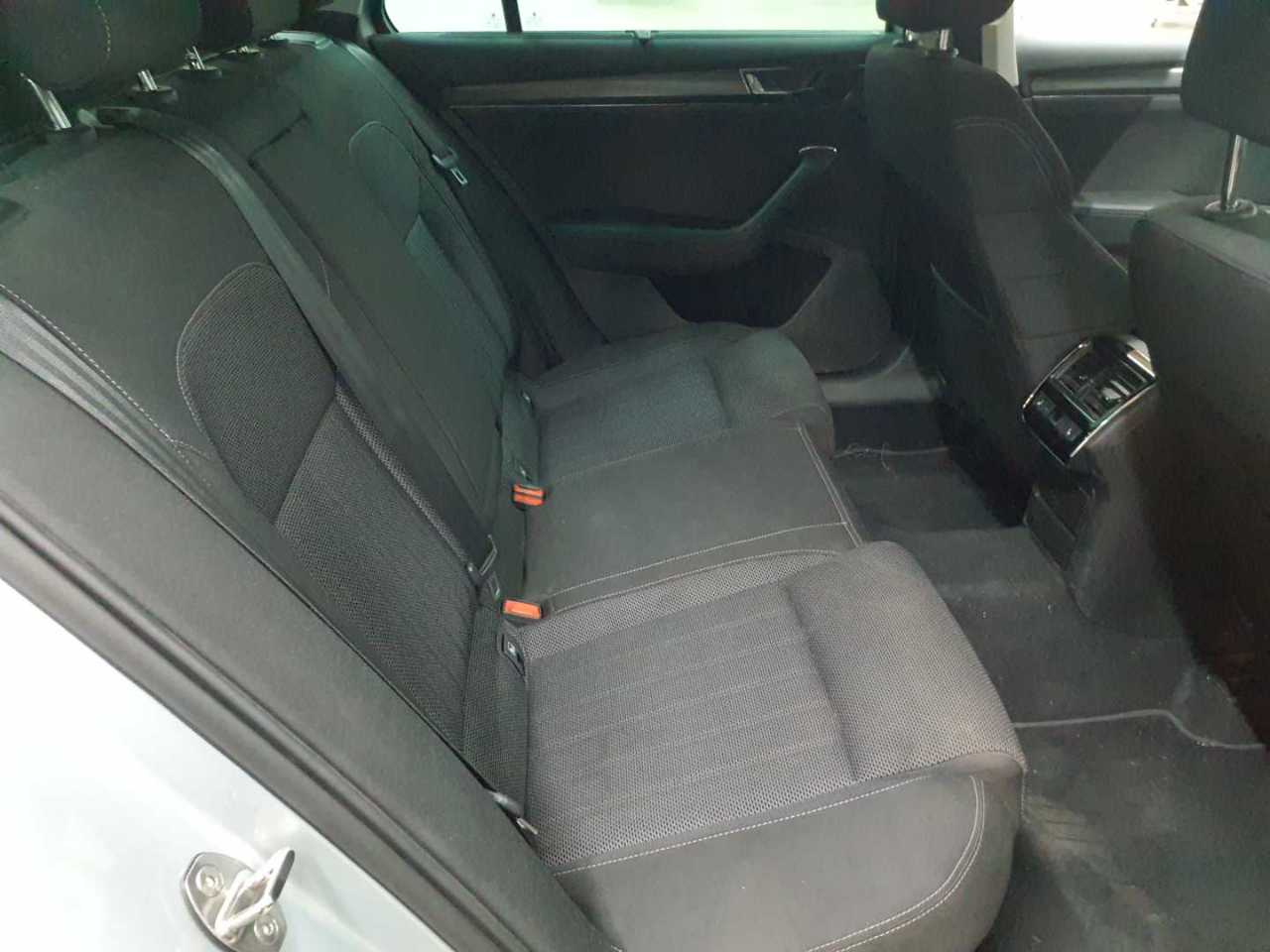 Skoda Superb Combi 2.0 TDI DSG Style 14
