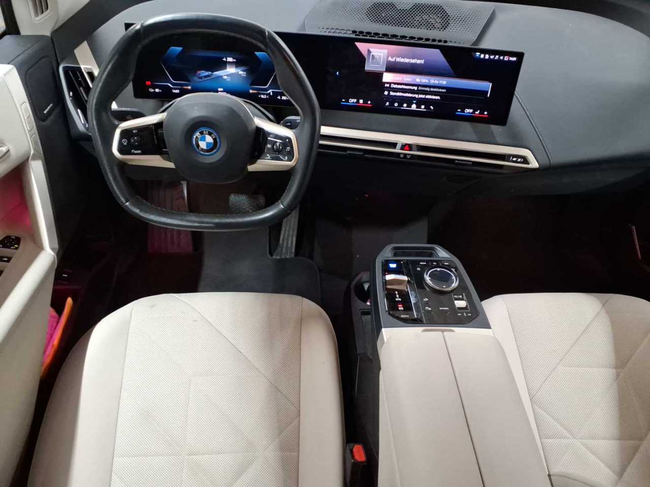 BMW iX xDrive40 10