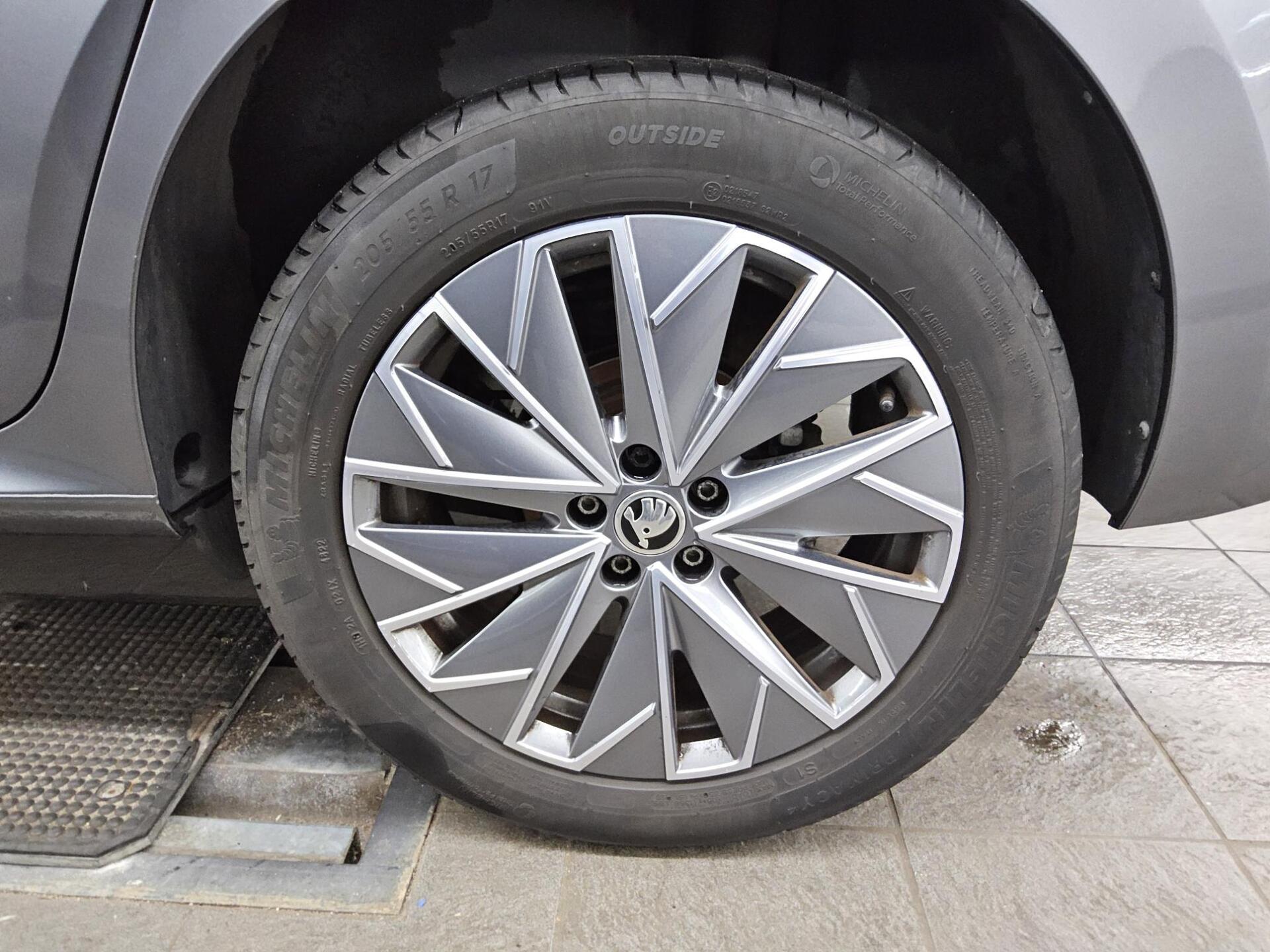 Skoda Kamiq 1.0 TSI Tour Navi LED virtual RfK Shz PDC 11