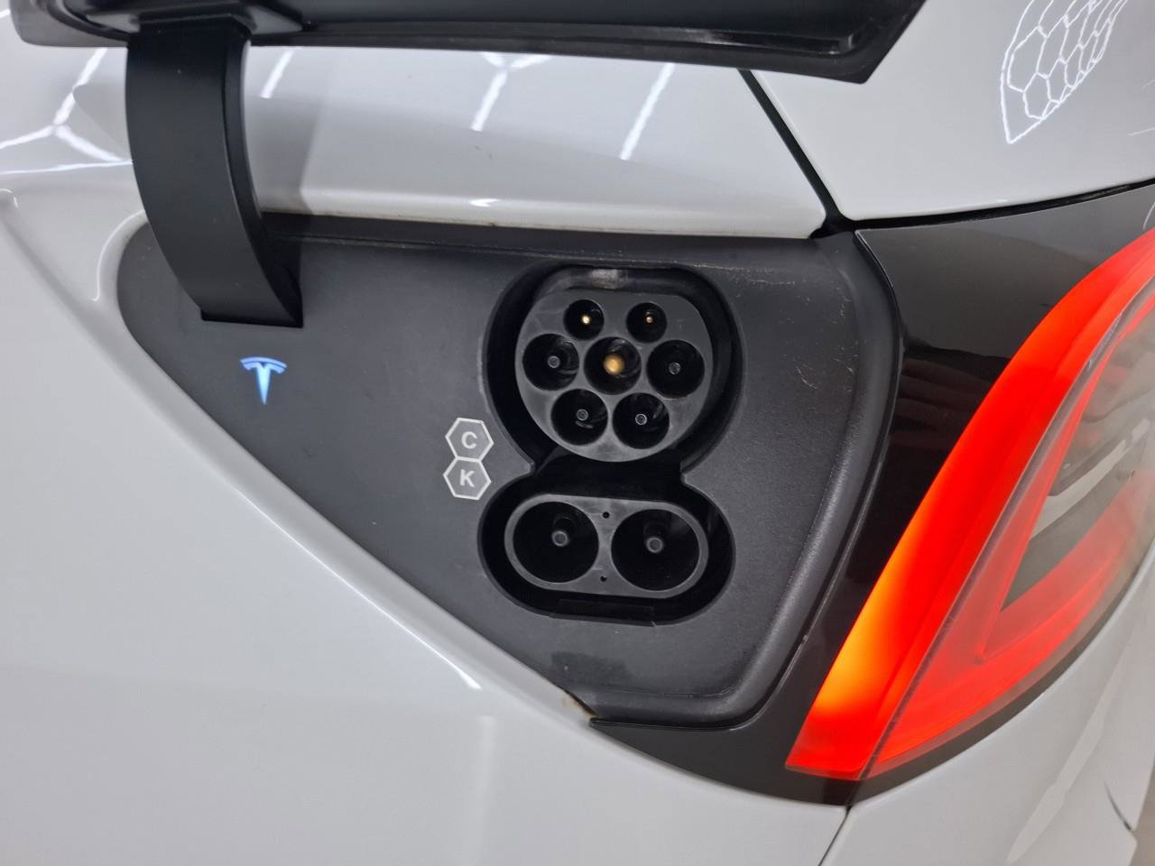 Tesla Model Y Long Range AWD 75kWh 351pk 92.1% [ AMD RYZEN+AUTOPILOT+20 INCH+PREMIUM AUDIO ] 17