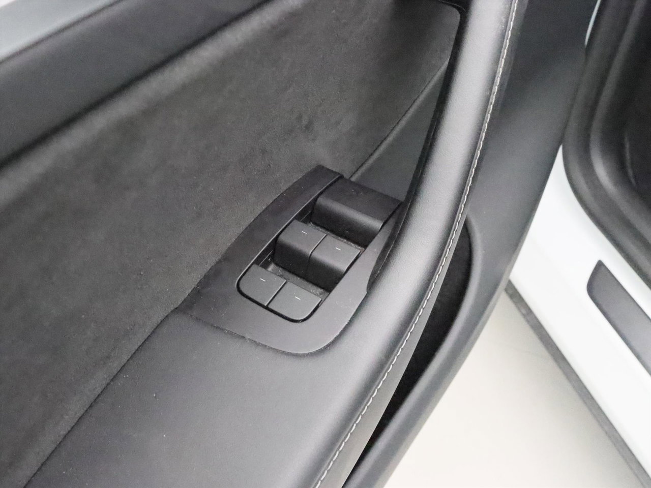 Tesla Model Y Long Range AWD 75kWh 351pk 94.4% SoH [ AMD RYZEN+AUTOPILOT+19 INCH+PREMIUM AUDIO ] 18