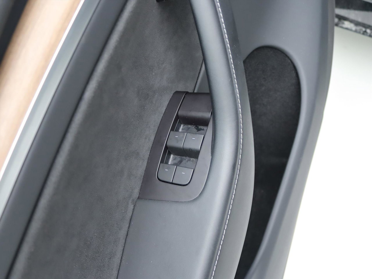 Tesla Model Y Long Range AWD 75kWh 351pk 93% SoH [ TREKHAAK+AMD RYZEN+AUTOPILOT+19 INCH+PREMIUM AUDIO ] 24