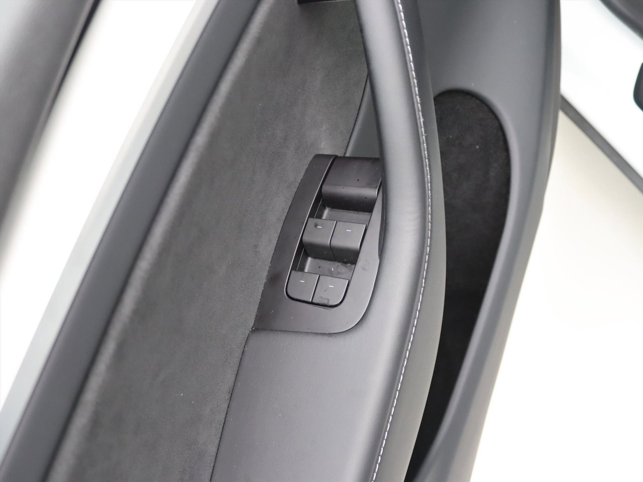 Tesla Model Y Long Range AWD 75kWh 351pk 94.5% SoH [ WIT LEDER+AMD RYZEN+AUTOPILOT+19 INCH+PREMIUM AUDIO ] 30